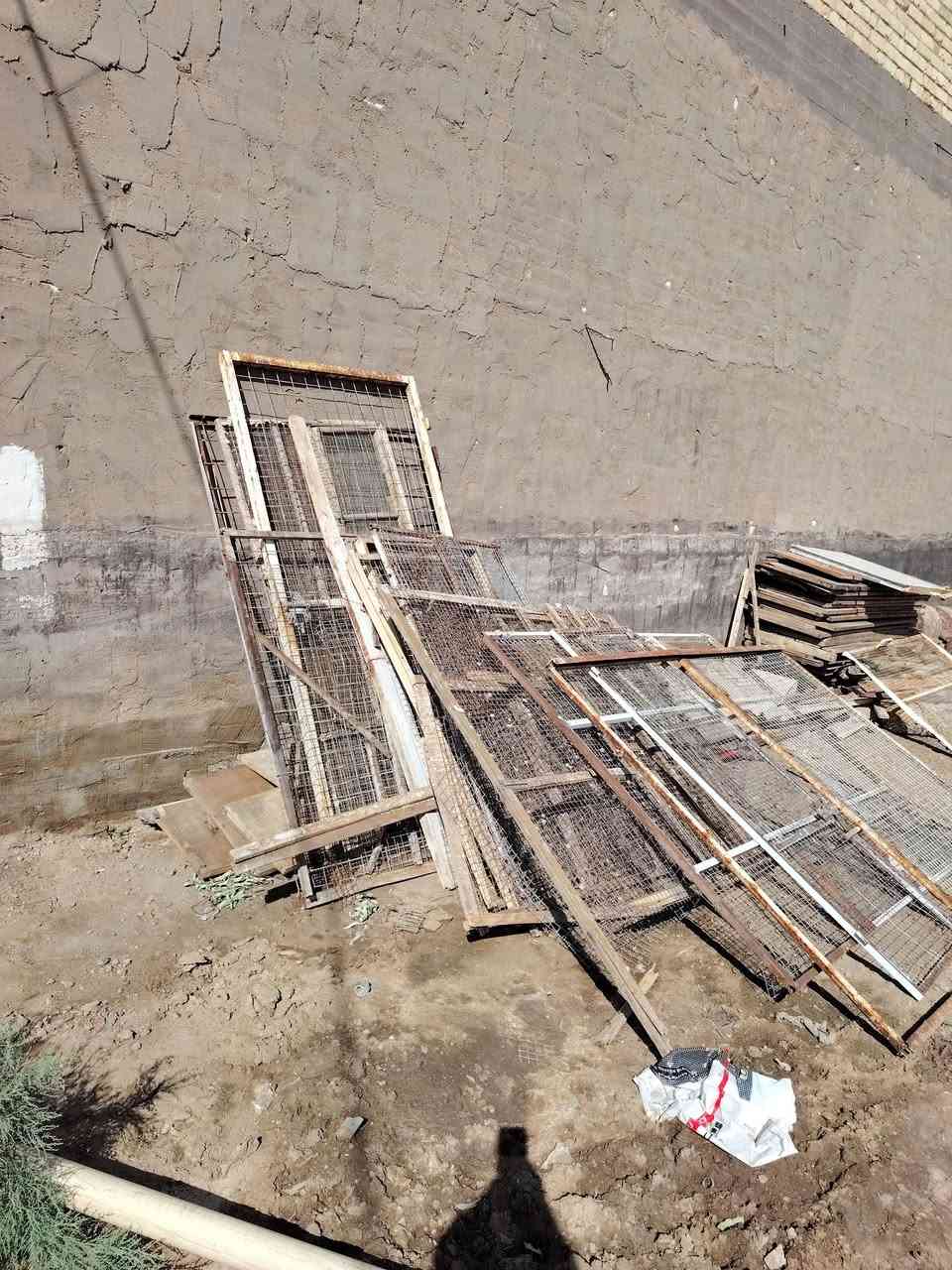 سلام عليكم سندويش مال محميه نضيف كلش اخو الجديد ٦ قطع بيهن طولهن ٤متار ونص وخمس قطع بيهن ٣ امتار واحجيات كلهنوحديد تفصال ومشبج قوي المكان بغداد الصبيات الستفيار اكثر تصل وبيك خير وتدلل ***********
