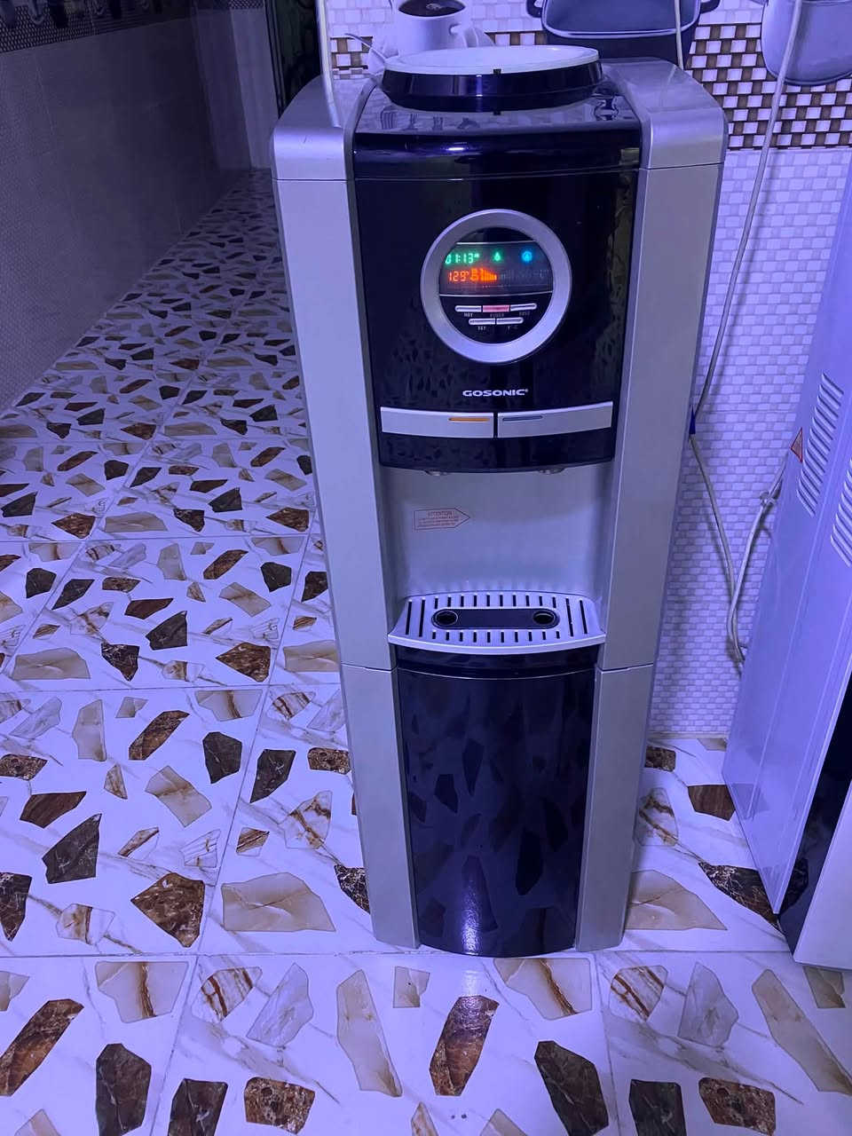 براد مستعمل قليل شغال حار وبارد وثلاجة بدون نقص كامل غراضه ويا السعر ٦٥ وبي مجال بسيط الشراي يخابر ***********
