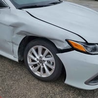 كامري موديل ٢٠٢٣ رقم اربيل بسمي حادث طرف جاملغ صار عندي طخه بين بابتين...