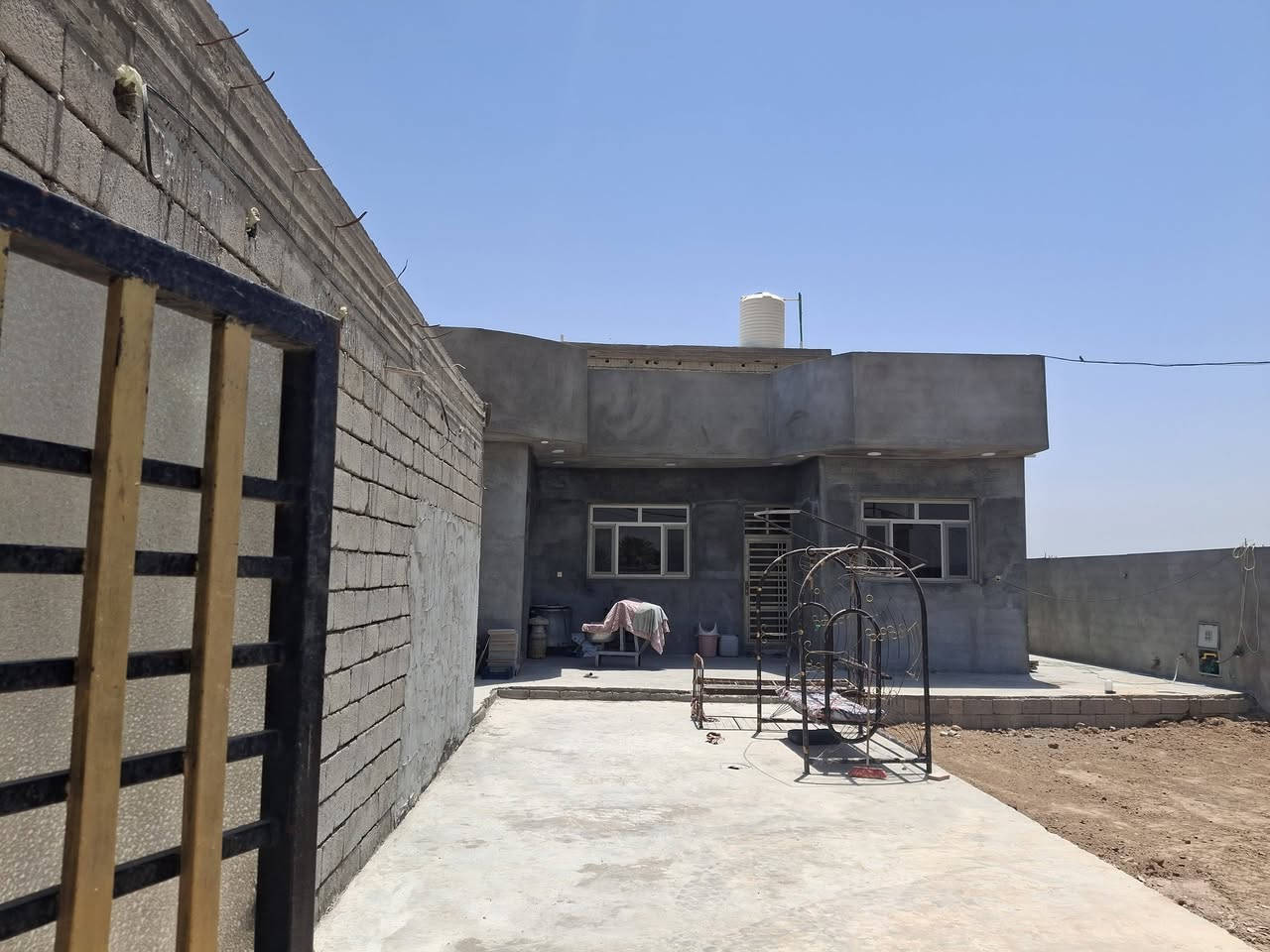 السلام عليكم ورحمه الله وبركاته يوجد لدينا بيت للبيع المساحه 550 بيت حديث  ضالبي لبخ ان شاء الله يكمل مكان المدائن شارع معمل الغاز عقار سند 25
***********
