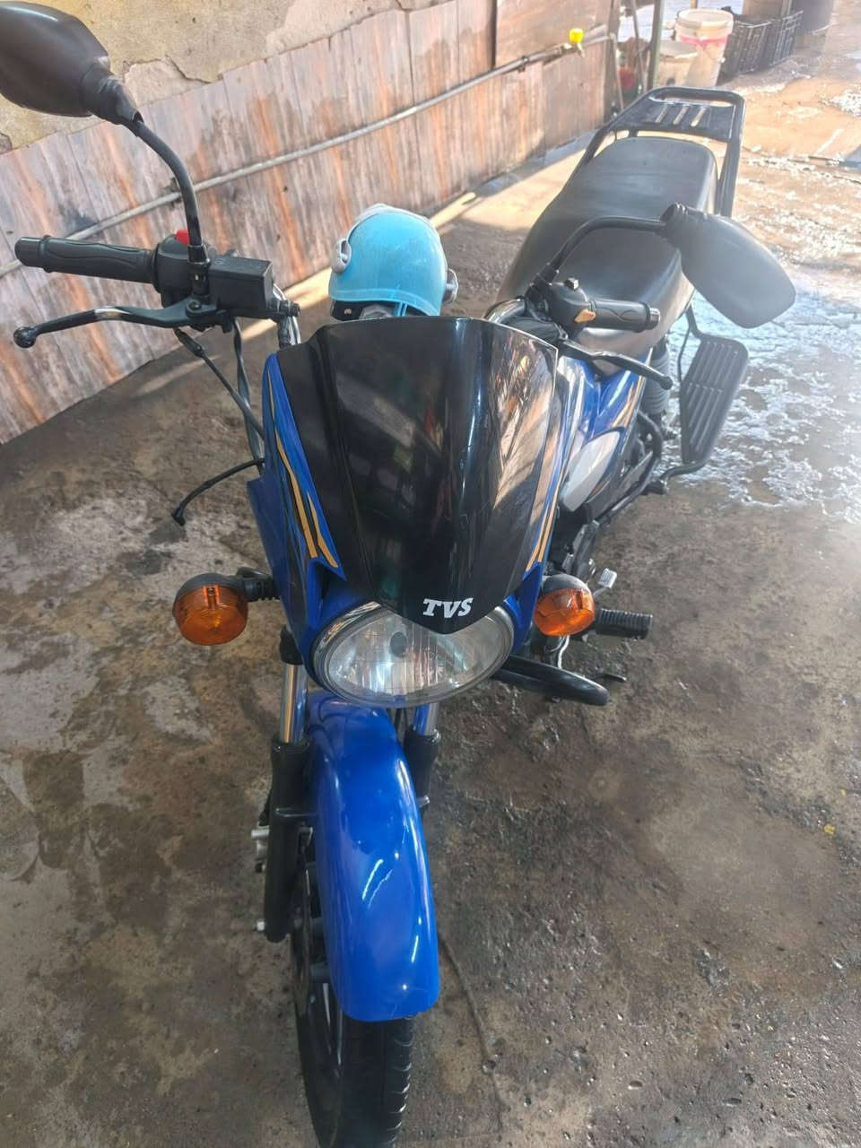 يا الله
السلام عليكم اخوان
دراجة tvs
موديل 23
اوراق كاملة 
الدراجة مكفولة من كلشي جيب فيتر وياك و تعال افحص
السعر1700
بغداد /المنصور الاتصال ع ***********
