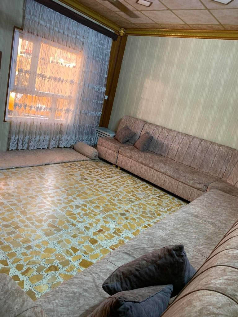 🏡 دار للبيع – طابو صرف

📍 الموقع: حي الوحدة – خلف التموينية، مقابل مخزن كولد .

📐 المساحة: 200 متر

✨ مواصفات الدار:

- طابقان مع مخزن كبير في الطابق الثالث.
- الطابق الأول أرضيته كاشي مرمر.
- الطابق الثاني أرضيته سيراميك جديد.

🔹 الطابق الأول:

- غرفتان نوم.
- هول استقبال.
- مطبخ حار + مطبخ بارد.
- حمام مع تواليت.
- درج داخلي.
- حوش.

🔹 الطابق الثاني:

- مقسوم إلى قسمين:
  - 100 م² شقة مستقلة بالكامل بمدخل ودرج خارجي، تضم غرفة نوم، استقبال، ومطبخ.
  - 100 م² مرتبط بالطابق الأول عبر درج داخلي، ويضم غرفتي نوم، بيتونة، حمام، وتواليت.

🔹 الطابق الثالث:

- مخزن كبير.

✅ الدار مناسبة للسكن العائلي أو للاستثمار، إذ يمكن الاستفادة من الشقة المستقلة بشكل منفصل.
💰السعر : 205وقابل للتفاوض 
للاستفسار اكثر مراسله الصفحة 
او  الاتصال مع صاحب الدار مباشرة  ***********

#دار_للبيع #عقارات #عقارات_كركوك #كركوك #حي_الوحدة كركوك, العراق
