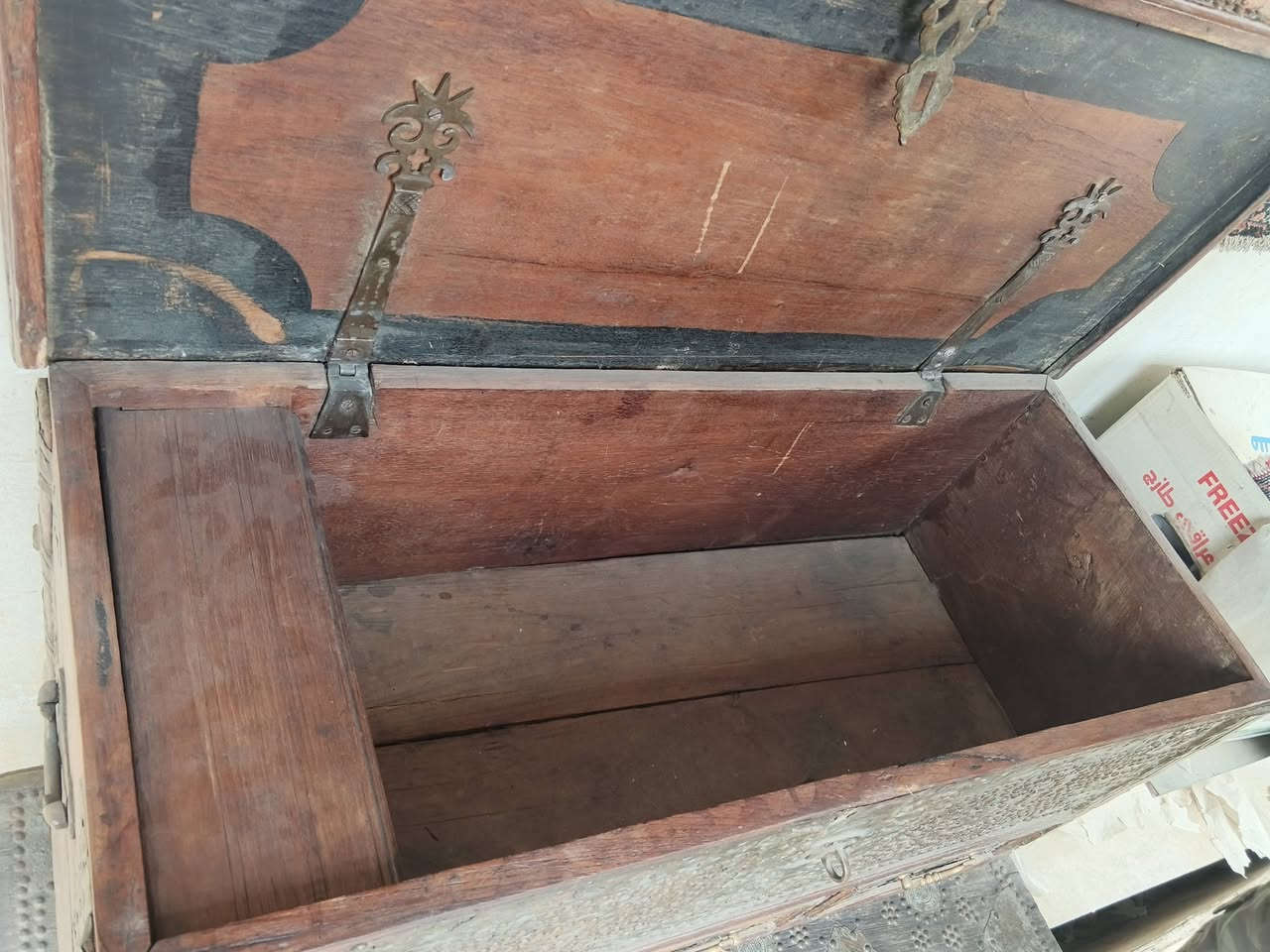 صندوق خشب السيسم  النادر عمل قديم جدا للهواة فقط والمهتمين نظيف جدا التواصل فقط ***********
