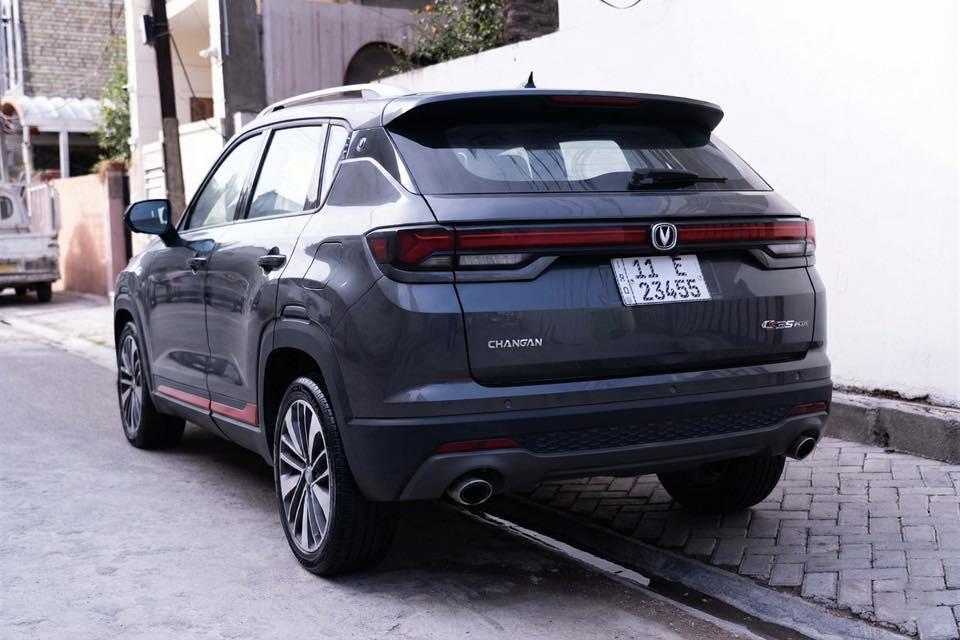 شانجان CS35 بلس 2023 للبيع
سيارة عائلية حديثة بتصميم عصري وتجهيزات ممتازة، استعمال نظيف جدًا وجاهزة للاستخدام.

⸻

المواصفات الأساسية
 • الموديل: 2023
 • المحرك: 1.6 لتر – 4 سلندر
 • القوة: حوالي 128 حصان
 • ناقل الحركة: أوتوماتيك
 • نظام الدفع: أمامي (FWD)
 • استهلاك الوقود: اقتصادي (حوالي 6–7 لتر/100كم)

⸻

التجهيزات الداخلية
 • شاشة وسطية كبيرة تعمل باللمس
 • شاشة عدادات رقمية
 • نظام بلوتوث وUSB
 • مكيف هواء قوي
 • تشغيل بصمة (حسب الفئة)
 • مقاعد مريحة بتصميم عصري
 • تحكم من المقود

⸻

أنظمة الأمان
 • وسائد هوائية أمامية
 • نظام ABS مانع الانغلاق
 • نظام الثبات الإلكتروني ESP
 • كاميرا خلفية
 • حساسات خلفية
 • نظام مراقبة ضغط الإطارات

⸻

حالة السيارة
 • استعمال شخصي
 • نظيفة جدًا من الداخل والخارج
 • لا تحتاج أي مصروف

💰 السعر المطلوب: 23 مليون دينار
(قابل للتفاوض للجادين)

📞 للاستفسار: ***********
