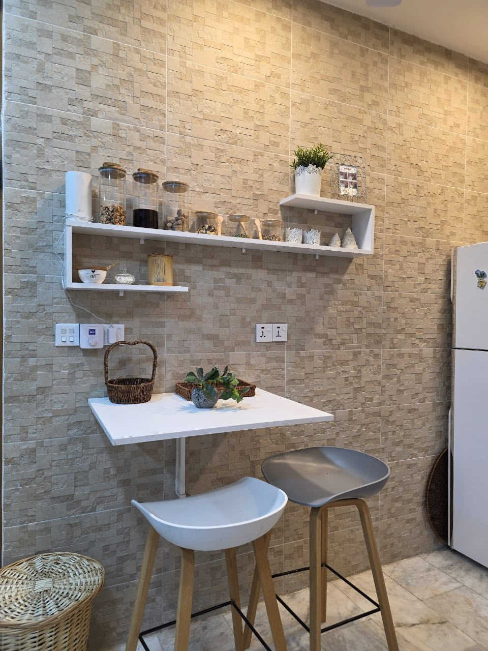 ميز طعام سويدي بحالة الجديد
يتكون الميز من ستول عدد 2 مع ميز الطعام
السعر 110 الف 
رقم هاتف ***********
