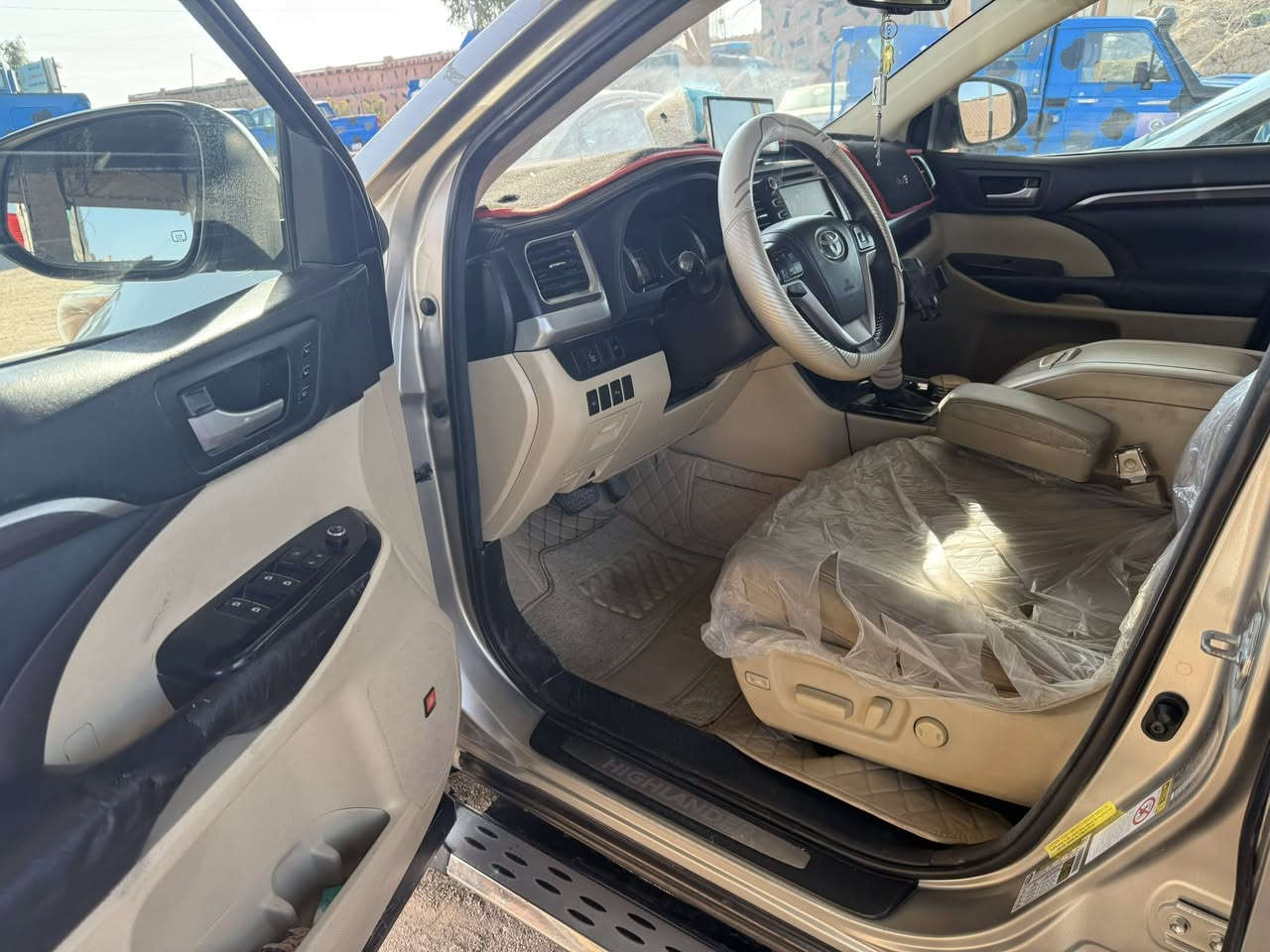 هايلاندر 2014 لمتد فول عدا الفور ويل 
بدون ايرباك 
6 سلندر 
رقم بغداد باسمي 
كشنات vip
دواخل بيجي 
بارد فقط قليل جاملغ خلفي و باب صندوق  كلير فقط 
ماشية 80 mil
  مكاني حلة / ***********
