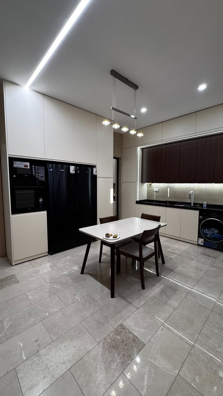 للباحثين عن التميّز والذوق الرفيع
في مجمع الريان السكني 🌟
في محافظة النجف الأشرف 

دار سكنية بمساحة 210 م²
تتكوّن من:
 • 4 غرف نوم بنظام سويت
 • صالة واسعة واستقبال أنيق
 • مطبخ حار وبار 
 • 4 صحيات وكراج وحديقة 

🔹 الدار مزوّدة بـ منظومة طاقة شمسية كاملة
🔹 كاميرات مراقبة لضمان الأمان
🔹 البناء طابوق جمهوري
🔹 الأساس صب كونكريت (رفت)
🔹 التنفيذ تحت إشراف كوادر هندسية متميّزة

✨ بسعر مغرٍ جداً ولمدة محدودة ✨ 

           ( لمعرفة السعر رقم 1 )

للأستفسار مراسلة الصفحة
 أو الاتصال على الرقم ***********

#محمد_العزاوي_للاستثمار_والتسويق_العقاري
#مكتب_البلال_للعقار
