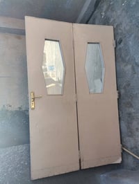 باب اربع طلاگات خشب موديل قديم ثقيل كاملة مع باب غرفة للبيع 0775001442...