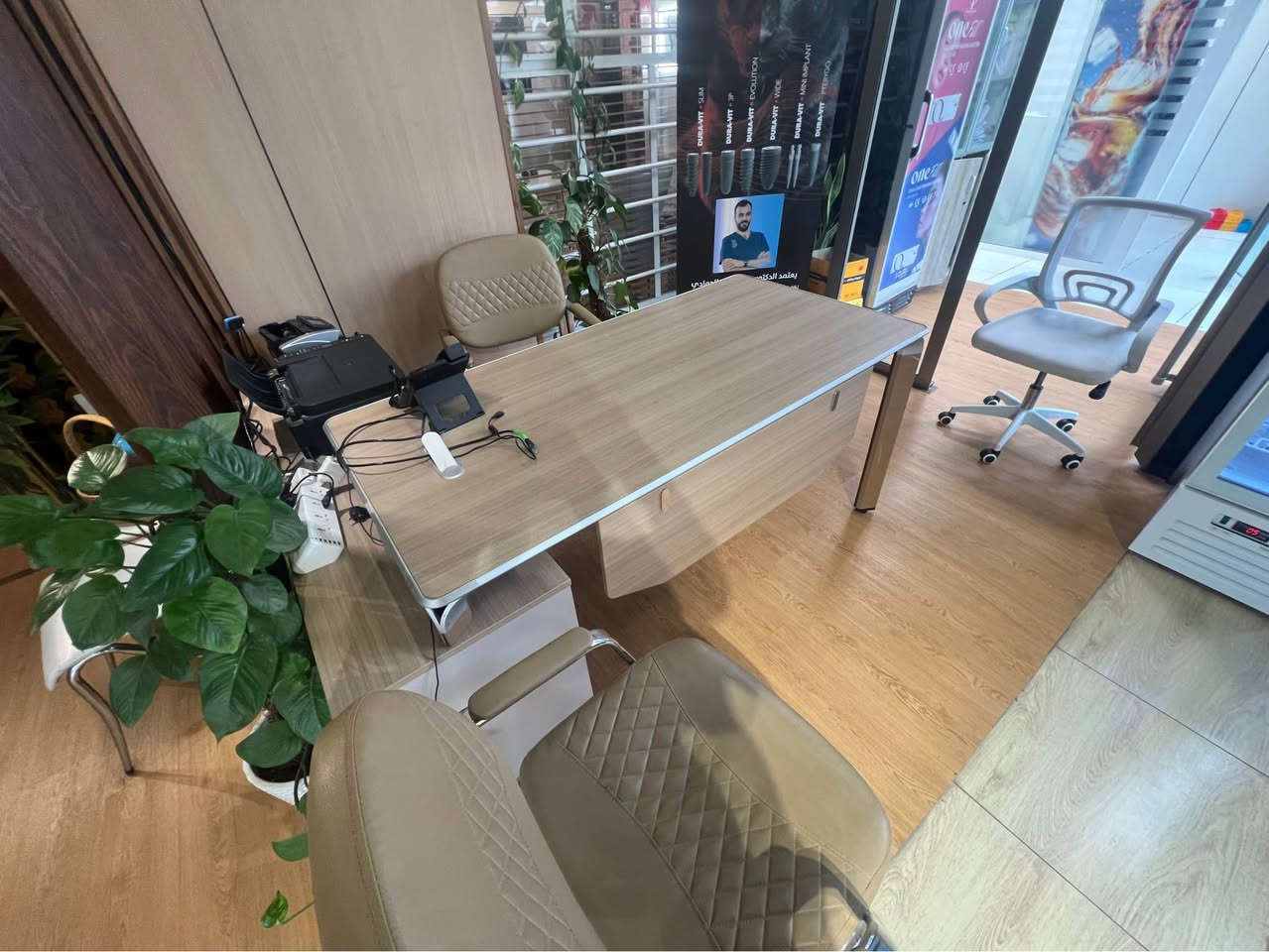 مكتب جديد جدا لون بيج  مع كرسي دوار وثابت/ استخدام قليل / نصف سعر الجديد بعد التقييم / *********** بغداد, العراق
