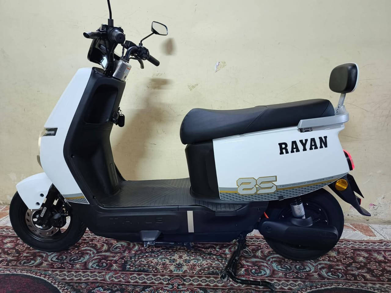 السلام عليكم للبيع دراجه ريان الشكل الجديد مديل 2026 دراجه زيرو زيرو اي خلل اي نقص مابيها مكفوله كفاله حته من الشخط بل كارتون وضع شركه ملحقاتها وصل الشراء بيها
تفاصيل الدراجه 
لايت عالي ناصي + رماش زنون 
شاشه ذكيه لكشف الاعطال ولتبيهات 
بريك امامي خلفي دسك هايدروليك
حساس بريكامامي خلفي
نضام بك R الرجوع الى الخلف
نضام بارك الوقوف المستمر
مثبت سرعه
دبل اشاره لد ليزري 
عدد البطاريات 6 مصطره الحجم الكبير كرافين الاصلي
سرعه الدراجه 70 حقيقي مع الوزن 
شاحنه تدعم الشحن السريع وليقاف الذاتي 
دبلات امامي خلفي غاز
تايرات جلاتين جوبلس
كشن طبي جلاتين
الشراي يتفضل خاص او التصال عله الرقم. *********** لحد يسأل شبيها مكفوله زيرو ما ماشيه
مكان الدراجه بغداد ساحت عدن 
سعر الدراجه 850 مجال بصيط
