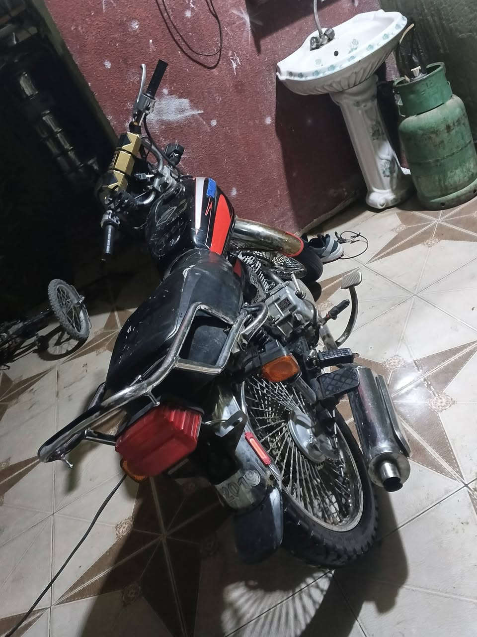 تايكر لبيع كامل من كلشي بالك كهربائيّات كلة شرطط موديل 19 شلعة شك الكاعة اوراق كاملة مدفوع كمرك اكرر مدفوع كمرك مكاني شهربان حي المعلمين بسعر 380 وبي حك الجية الرقم ***********
