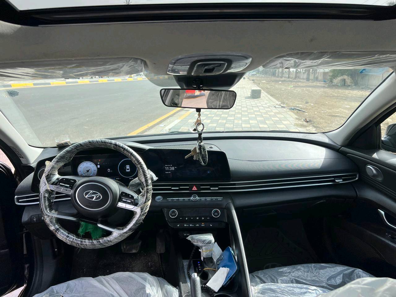 سيارة هيونداي إلنترا موديل حديث للبيع، باللون الأسود الأنيق. السيارة بحالة ممتازة من الداخل والخارج مع مقاعد مغطاة لحمايتها. مزودة بعدد من الميزات الحديثة والمريحة. التصميم الخارجي يعكس الفخامة والديناميكية، مما يجعلها خياراً مثالياً للاستخدام اليومي.