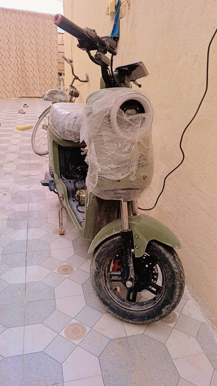 دراجه r9دراجه حلوه ونضيفه مزوده 4باتريات كبار فول مواصفات بريكات اماميً خلفي دبلات المكانً البصره ابي الخصيب  السعر ٣٥٠ وبيه مجال رقمي ***********
