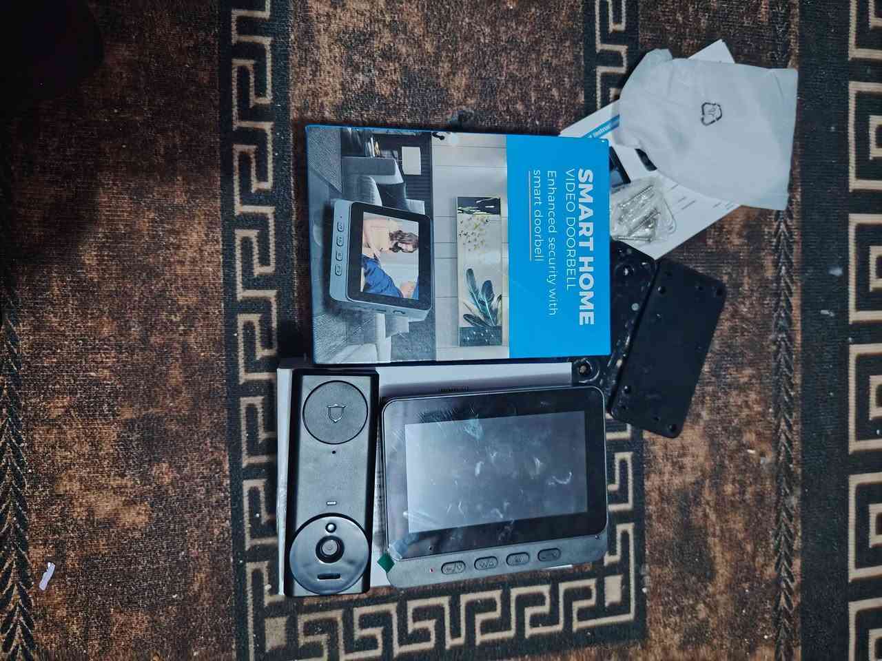 المنتج هو جرس باب ذكي بالفيديو (Smart Home Video Doorbell). إليك أهم ميزاته: 
يتميز بسهولة التركيب حيث لا يحتاج إلى أسلاك (لاسلكي) ويتصل بشبكة الواي فاي المنزلية.
يحتوي على مستشعر للحركة يرسل تنبيهات مباشرة إلى هاتفك الذكي عند اكتشاف أي حركة أمام الباب.
يوفر خاصية المشاهدة المباشرة عبر تطبيق مخصص، مما يتيح لك رؤية من أمام الباب من خلال شاشة داخلية أو عبر هاتفك. سعره ٢٥ الف


**إذا كنت صاحب هذا الإعلان وتريد حذفه لأي سبب، رجاءا أرسل رسالة إلى الدعم الفني**