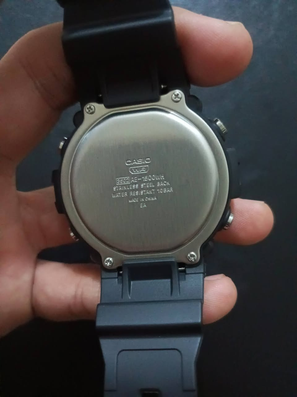 ساعة كاسيو (Casio) طراز AE-1500WH.

...السعر 50...

الميزات والمواصفات الرئيسية:
البطارية: تتميز بعمر بطارية طويل يصل إلى 10 سنوات باستخدام بطارية CR2032.
مقاومة الماء: مقاومة للماء حتى عمق 100 متر، مما يجعلها مناسبة للسباحة والأنشطة المائية اليومية.
الإضاءة الخلفية: مزودة بإضاءة خلفية بتقنية LED (Illuminator) لسهولة القراءة في الظلام.
الوظائف: تشمل العديد من الوظائف مثل التوقيت العالمي، 5 منبهات يومية، ساعة إيقاف بدقة 1/100 من الثانية، ومؤقت للعد التنازلي


**إذا كنت صاحب هذا الإعلان وتريد حذفه لأي سبب، رجاءا أرسل رسالة إلى الدعم الفني**