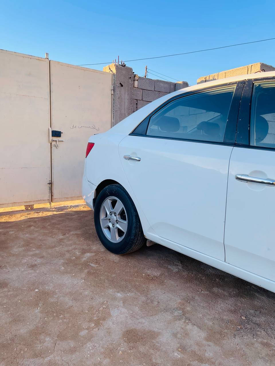 سلام عليكم
سيراتو 2012

السياره خير من الله 

تخم تاير جديد 

التبريد 🥶

اكو مكانات بيها صبغ 

داخل لو اسود ⬛

نصبتها حلوه  

السياره مال جناي 

إستفسار أكثر  ***********
