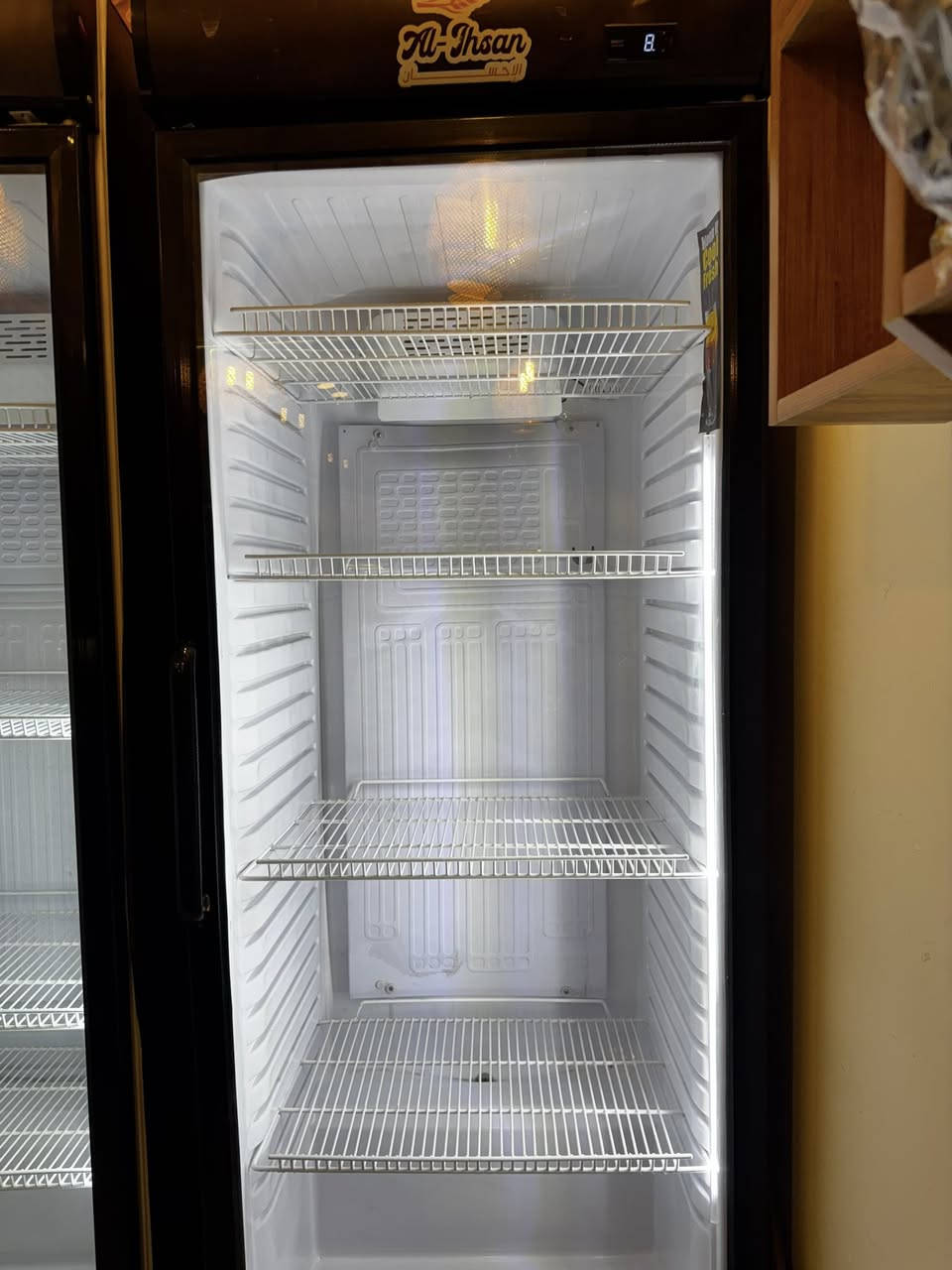 ثلاجة عارضة للبيع جديدة استخدام قليل حجم 18 قدم
موجود انارة داخلية و مقياس حرارة داخلي الباب دبل جام
الموقع بغداد السيدية شارع المركز
أولى سعر ب ٤٠٠ وبيها مجال بسيط 
و الثانيه ب ٣٥٠ بيها مجال بسيط 
للاستفسار الرقم ***********

