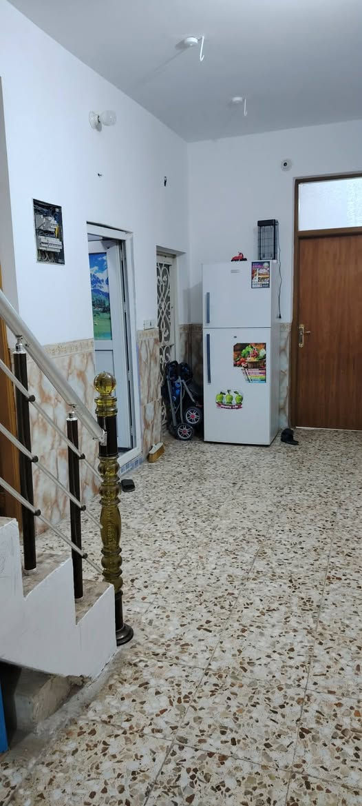 بيت للبيع 100متر حي الوفاء مربع الاساتذه قرب جامع الخيرات واجهة البيت شمالي طابقين الطابق الاول غرفه وصاله ومطبخ وصحيات
الطابق الثاني غرفتين وصاله وحمام 
***********
