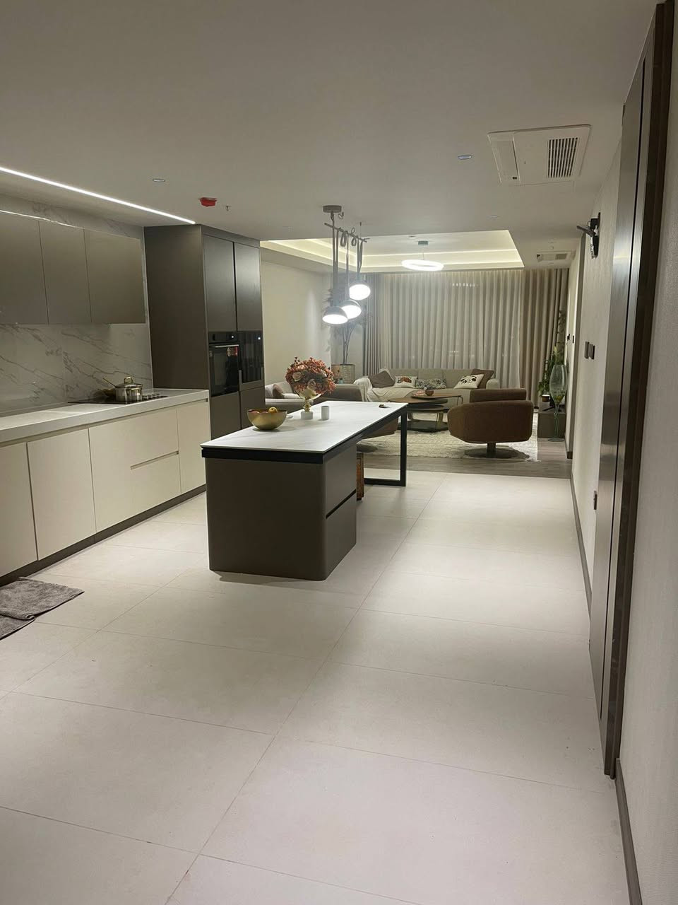 #کاڤالي_تاور

شقة مساحة 235  متر
طابق ١٣ واجهة #بارك ڤيو & #امباير

#للايجار او #البيع

مؤثثة كامل اثاث راقي

الايجار 1700  دولار

للاستفسار اكثر

***********
