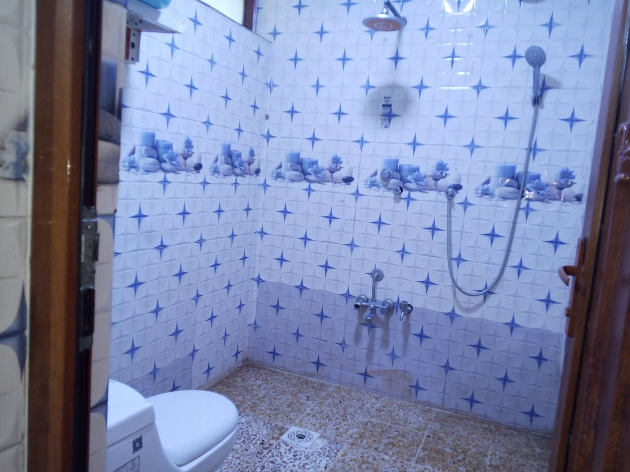بيت  للبيع – مساحة راقية وتصميم عائلي متكامل! ✨
​🏠 المساحة: 150 متر مربع
📍 الموقع: [الموصل.المنصور.مقابل جامع الحق]
​🔻 تفاصيل البيت:
​الطابق الأرضي:
​استقبال واسع للاستضافة.
​غرفتان نوم بمساحات ممتازة.
​هول (صالة) داخلي واسع.
​حمامات ومغاسل متكاملة.
​الطابق الثاني:
​4 غرف نوم واسعة (حجم  غرفة 4×4 ).
​هول (صالة) داخلي.
​حمامات ومغاسل متكاملة.
​💎 مميزات البيت 
​الطابق الثاني:
​4 غرف نوم واسعة (حجم كل غرفة 4×4 م²).
​هول (صالة) داخلي.
​حمامات ومغاسل متكاملة.
​💎 مميزات البيت:
​تقسيم ممتاز يستغل كامل المساحة.
​يناسب العوائل الكبيرة (6 غرف نوم إجمالاً).
​📞 للتواصل والاستفسار:
​رقم الهاتف / واتساب: ‏‪***********)
​السعر: [115.وبي مجال): عند الاتصال
