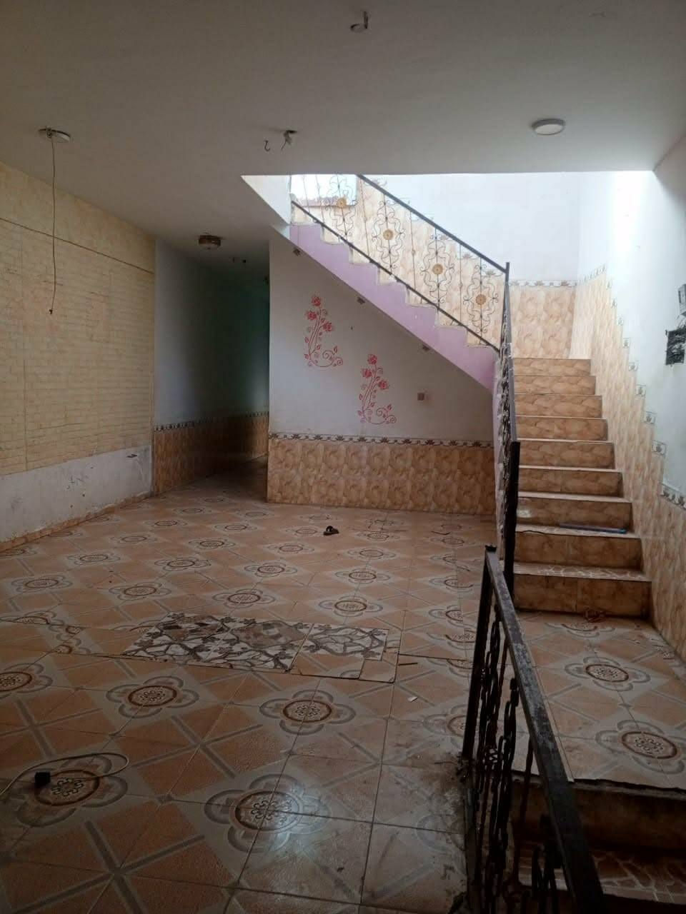 شقه  للايجار تقاطع شارع دبي تحتوي على 2غرف نوم مع مطبخ و ستقبال كبير مساحه الشقه 160 متر الاستفسار مراسله الصفحه او الرقم ***********
