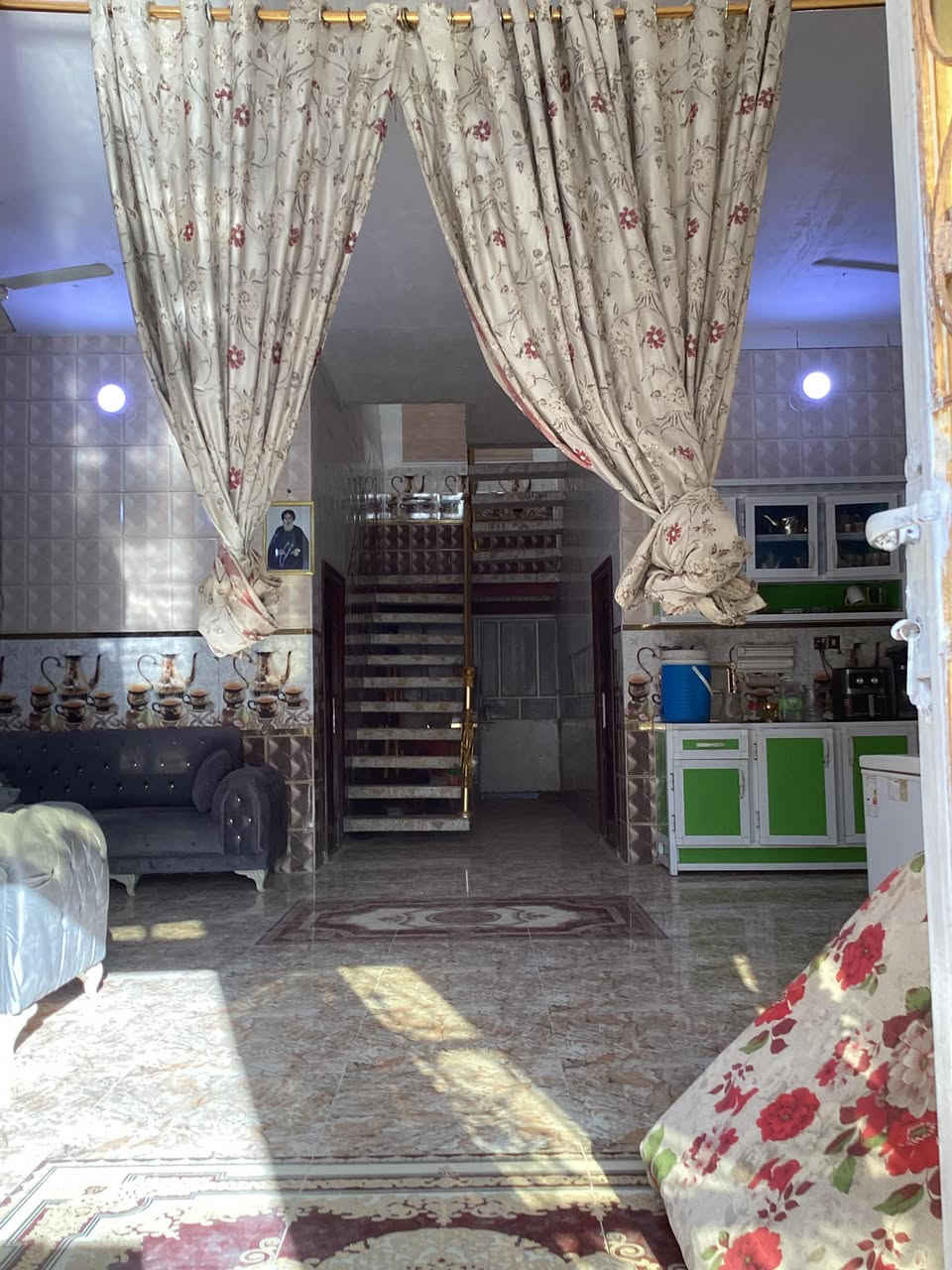 الدار للبيع مساحه 300م منطقه نهايه سايدين ابو رمانه بصفحه العوفيه 
الفرع الاول البيت الاول 
استقبال عدد اثنين 6×4
صاله عدد اثنين 9×4
غرف عدد 6 
4غرف 4ونص ×5
صحيات عدد 10
مناور ٣
مطبخ في الصاله 
الساحه 12×7
غير مطلوب لااسكان ولا عقاري
السعر 280
منطقه امنه
وجيران طيبون 
الماء متوفر 24ساعه 
رقم الاتصال ***********
