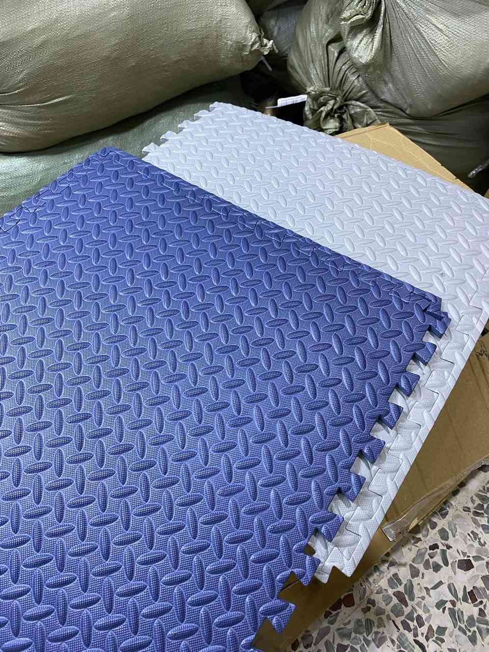 السلام عليكم كارتون كامل ارضيه اسفنج قياس 60x60 اللون موضح كدامكم  للتواصل فقط واتس ***********
