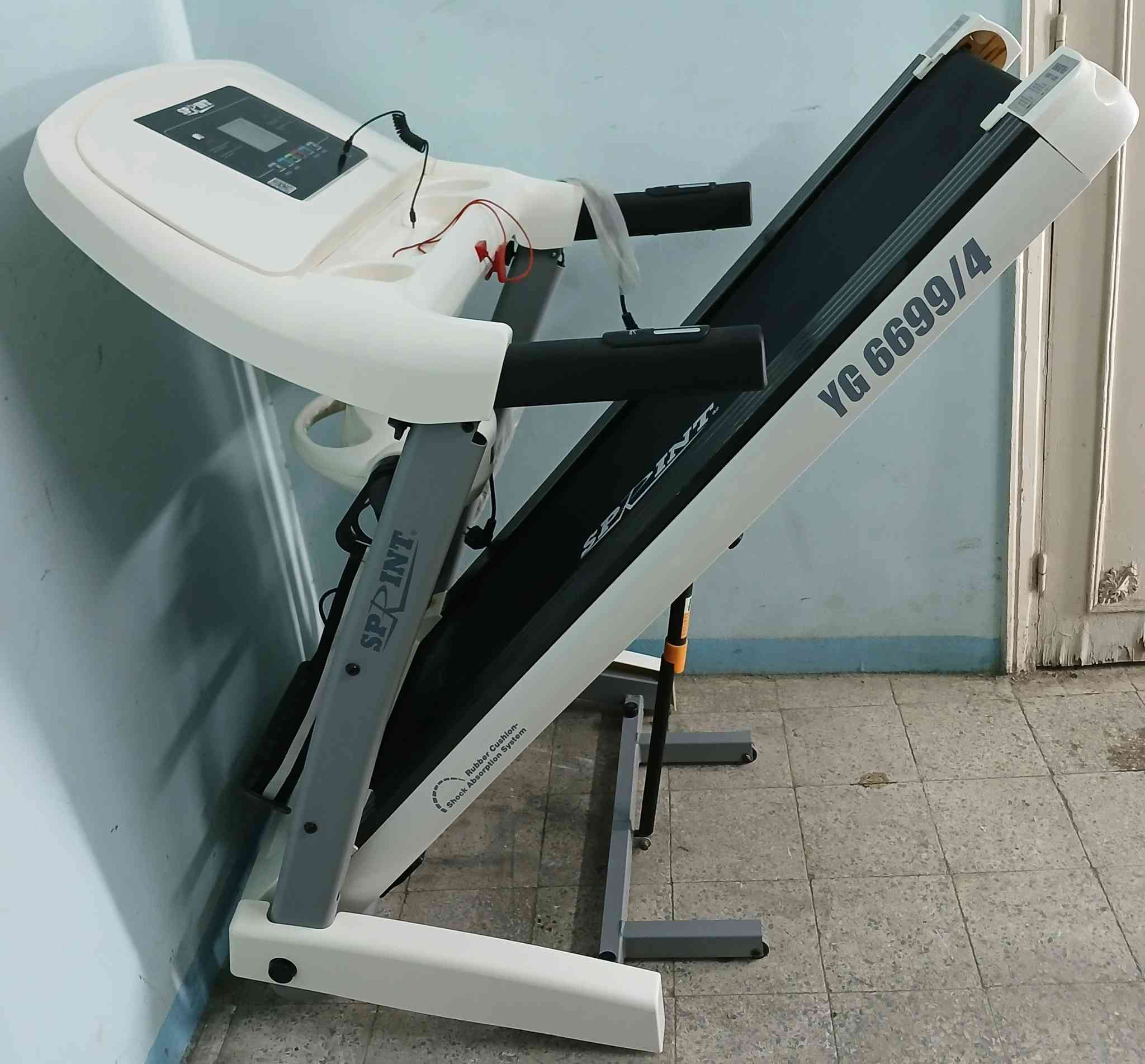 Sprint YG 6699/4 Treadmill 😍
- مشايه كهربائيه ماركه سبيرنت تايواني
 - موتور 2.5 حصان وزن 120 كيلو
-شاشه lcd  لمعرفه نبضات القلب والسرعه ووقت التمرين والمسافه والسعرات الحراريه المفقوده
-بها 12 برنامج مختلف غير البرنامج الاساسي، بها مستويات للانكلاين اليدوي، مزوده بهاند سبيد لزياده وتقليل السرعات من اليد والتشغيل والتوقف من اليد وبها عجل لسهوله التنقل 
- سرعات مختلفه من 1 الي 14 سرعه💪🏽 ، مزوده بممتص للصدمات ،طول السير 130سم، عرض السير 44 سم 
كماليات😍 جهاز مساج بالحزام بموتور منفصل عن موتور المشايه وجهاز اب جيم لتمارين البطن 
- مخرج خاص لتزييت المشايه اوتوماتيكيا
-  مخرج Aux وسماعتين ستيريو لتشغيل الاغاني🎵🎧🎶
 - للحجز والاستفسار علي رسائل الصفحه ✏️📃
 - 01145035729 - 01093247298 📞☎️


**إذا كنت صاحب هذا الإعلان وتريد حذفه لأي سبب، رجاءا أرسل رسالة إلى الدعم الفني**