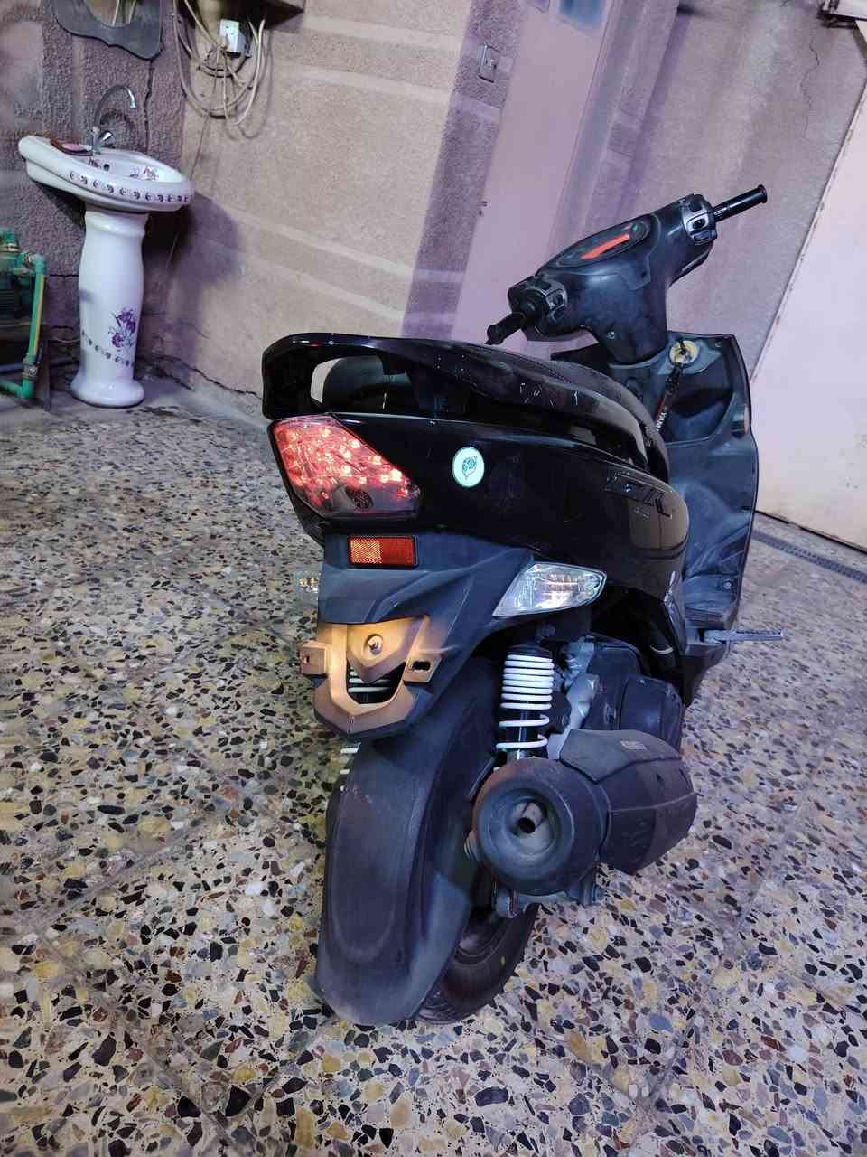 السلام عليكم دراجة جي تي ار للبيع الدراجة مكفولة كفالة عامة من محرك ومن كفرات كلهة ختم واحد وية المكينة مكينة بلادية دراجة خرسة متسمعلهة صوت السعر مليون وبي مجال للأستفسار *********** مكان بغداد
