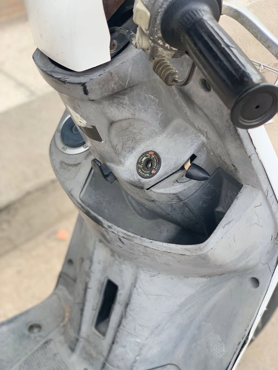 سلام عليكم
ماكس بوليس كفاله عامه بلاديه من التاير للتاير 
مابيها نقص برغي ابدد
كفرات كلها ختم واحد ويه المحرك 
بيع مستعجل 800 وبيها مجال 
مكاني بغداد الرشاد 
الرقم ***********
