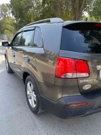 كيه سورنتو 2013وازد امريكي حادث طخه بالجاملغ والبنيد السياره جديده جدا...