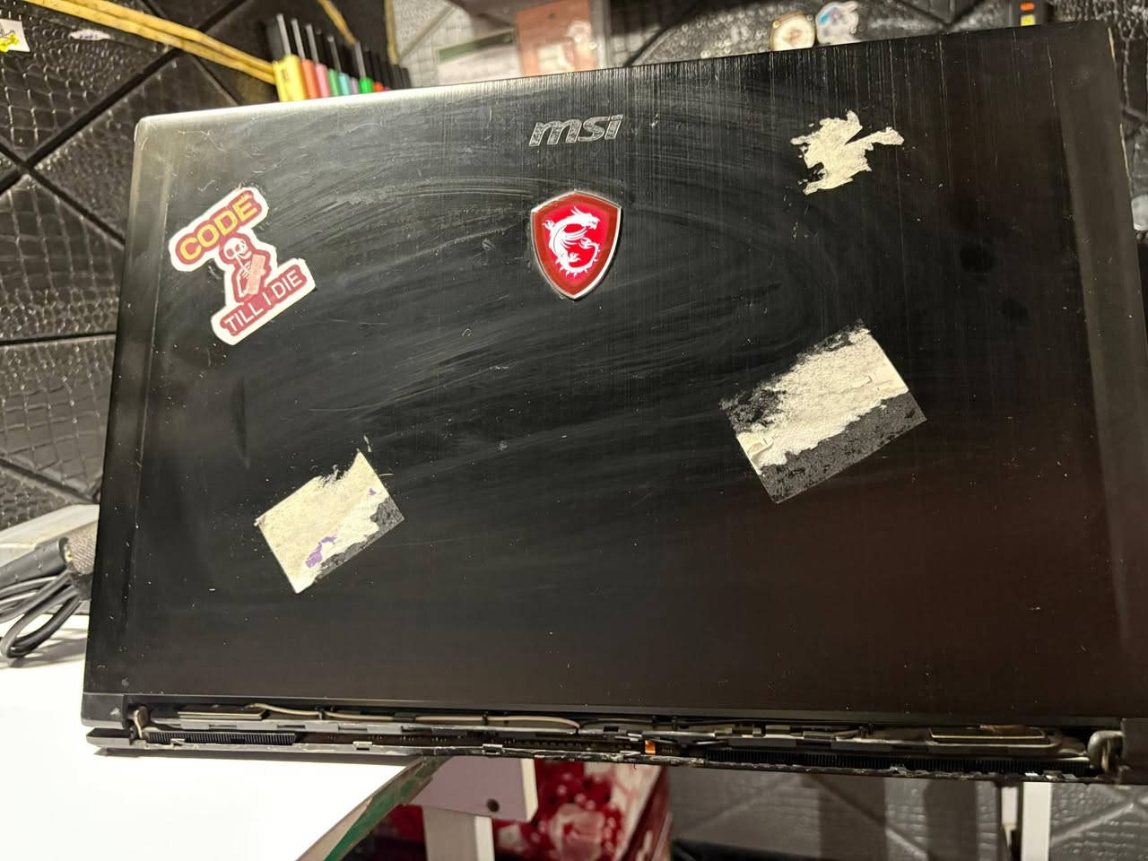 MSI Stealth Pro وحش الألعاب.. للبيع أو المراوس!
سلام عليكم يا أهل الخير..

عندي هذا اللابتوب MSI GS63VR Stealth Pro، جهاز جبار ومعروف بقوته وشغله.

المواصفات للمهتمين:

​المعالج: Core i7-7700HQ.

​كرت الشاشة: NVIDIA GeForce GTX 1060 (6GB).

​الرام: 16GB DDR4.

​التخزين: 256GB SSD + 1TB HDD.

​كيبورد SteelSeries ونظام صوتي عالي الجودة.

​ملاحظة بخصوص الحالة: الجهاز شغال وما بيه أي مشكلة تقنية، لكن مثل ما موضح بالصور، يحتاج شوية ترتيب خارجي بخصوص غطاء الشاشة (المفصلات) والبطاريه ضعيفة ولكن يشتغل الابتوب طبيعي على الشاحنه. 

الابتوب يفيد للألعاب والمنتاج والدراسه والتطبيقات الهندسية المتوسطه. وللتصفح والاستخدام اليومي 

​السعر: راسلني ونطيني سعرك، وإذا اتفقنا نتوكل على الله، وبالعافية عليك مقدماً.

أو أراوس بلابتوب ثاني حسب نوع الجهاز اللي عندك.

​للجادين فقط، المراسلة عالخاص، وتدللون.


**إذا كنت صاحب هذا الإعلان وتريد حذفه لأي سبب، رجاءا أرسل رسالة إلى الدعم الفني**
