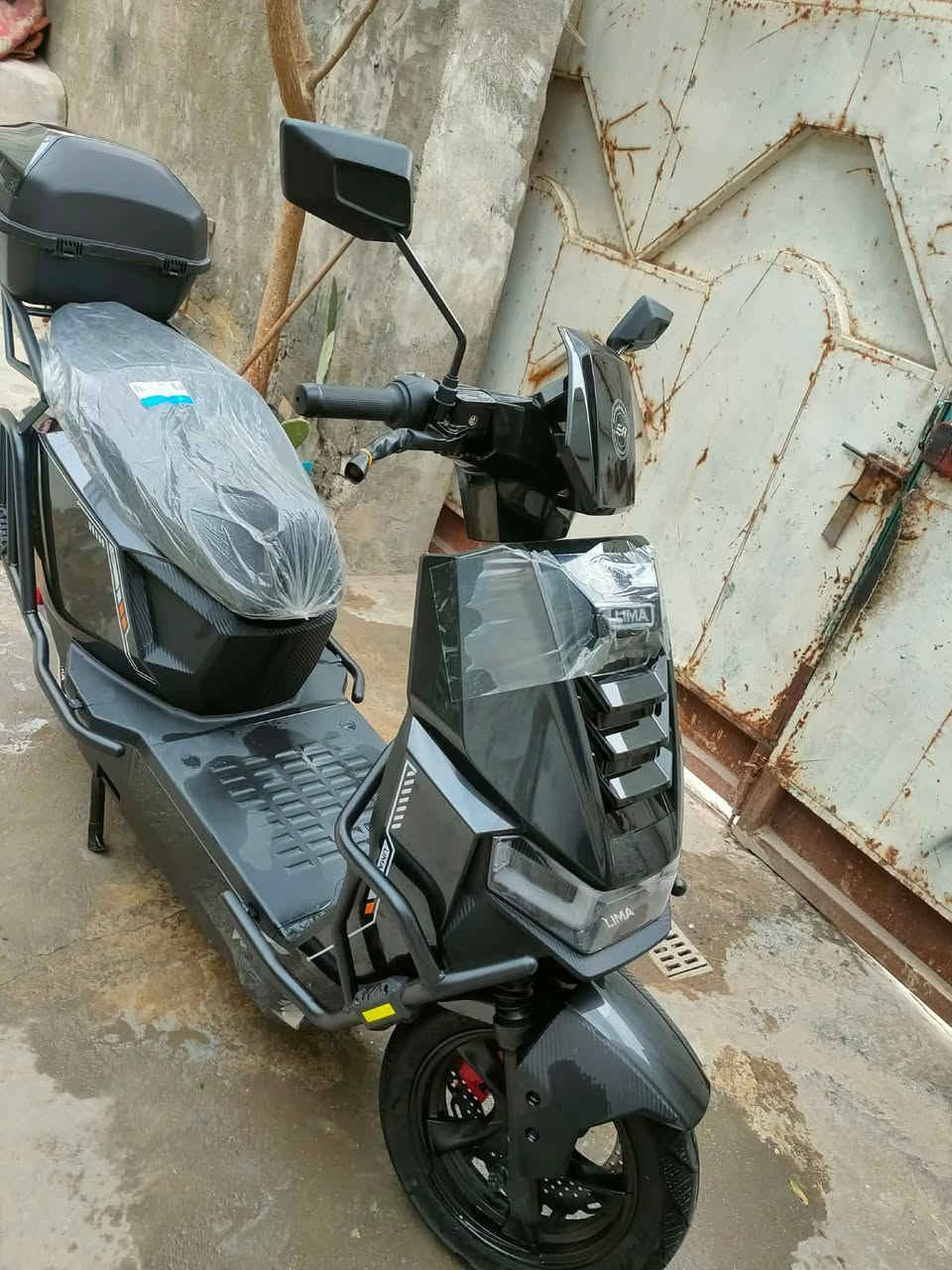 دراجه شحن نوع ليما العاصفه مستعمل اقل الشهر ماشيه ٣٧٠ كيلوو فقط زيرووو ضمانها ٦ اشهر ع البطاريات من الشركه وسنتين ع الملف 2000-2500 مكفوله من كلشي افحص وين متريد الشحنه الوحده تمشي ٨٠-٨٥ كيلو فعلي سبب البيع الدراجه جبيره أخذ اصغر شويه الي يكسر بالسعر ليعلق رجاءً جماعة السعر خلي تعليق أدخلك خاص تريد تتصل أجاوبك بالتعليقات أجاوب خاص أجاوب واتس اب موجود 
***********
