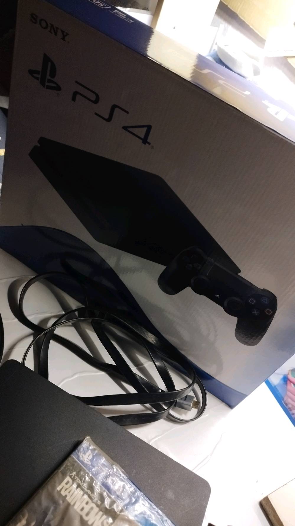 جهاز بلايستيشن 4 سلم اخو الجديد 1 تيرا وويا قرص
 الجهاز ما مفتوح ابد افحص و شوف 
يجي ويه الجهاز كيبل Hd اصلي طويل 
و قرص ريمبوسكس نضيف ما بي ولا شخط 
و كيبل شحن طويل لليده
ويده اصليه ما مصلحه ابد 
الجهاز مال جناي يعني ما تعبان ابد 
وياه كارتون 
نظام الجهاز 13.04 
الجهاز تاخذه و تنام ما تفكر ب اي شي 
السعر 250 وبي مجال بسيط حگ الجيه 
متواجد وتساب فقط
الموقع-البصرة الجبيلة
 ***********-0772344520
