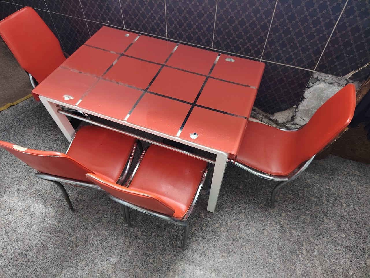 سلام عليكم ميز تركي مع اربع كراسي ستيل ب٨٠ جوه سعره بغداد البياع المعالف
***********
