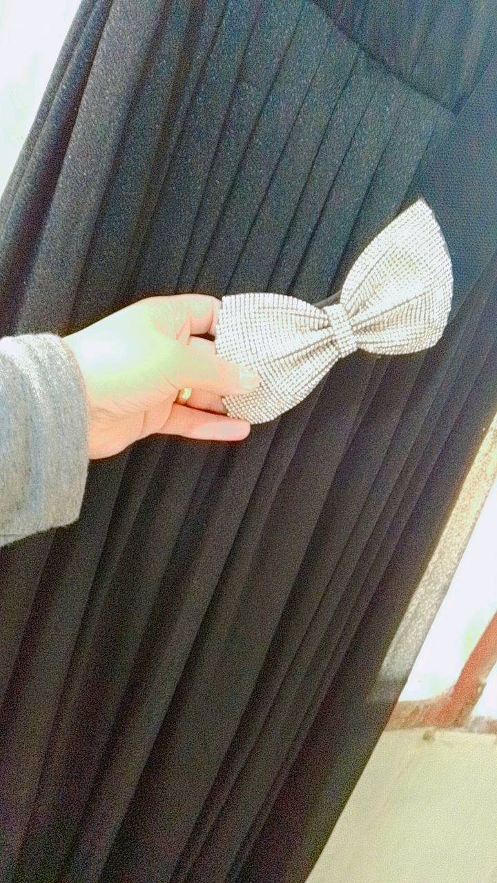 عندي ثلاث قطع فساتين أنيقة مثالية للمناسبات والحفلات. الفستان الأبيض الأول مزيّن بتطريز براق على الصدر يعطيه لمسة فاخرة ومميزة. الفستان الأسود يتميز ببساطة التصميم مع فيونكة براقة على الخصر تجعله أنيق ومناسب للسهرات. القطعة الأخيرة عبارة عن ثوب أبيض طويل مزين بزهور ذهبية عند الرقبة والخصر، مثالية للمناسبات الخاصة. جميع القطع في حالة جيدة جداً ومستعدة للاستخدام الفوري.