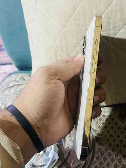 بطاريه 86 مكفول من التبديل والفتح شاصي حيل نضيف ما عدا الكسر الي بضهر مماثز على شي ابد  نموذج LL/A امريكي اصل الجهاز شحن يطول يوم كامل يشهد الله جهاز  ما مستدبل اي قطعه شرط الفحص وين ميعجبك ما عدا الكسر الي بظهر ما ماثر على اي شي ولا حتى مفطور ابد ملحقاته فقط كيبل الاصلي وكفر كارتون مو وياه شادله لزكه حمايه + حمايه عدسات 2
مكاني بصره السعر 525 وبيه مجال حك الجيه 
الرقم ***********
