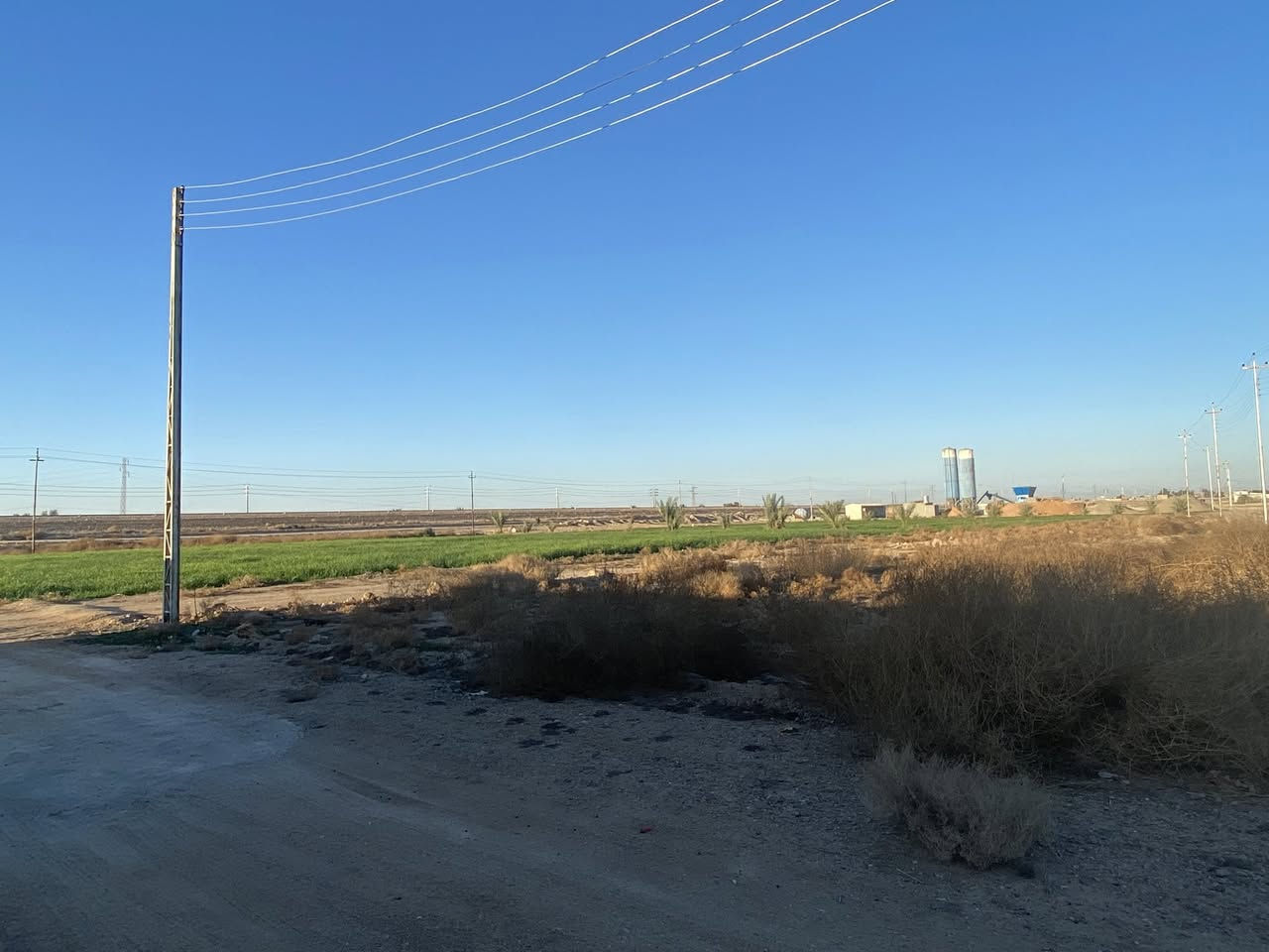 السلام عليكم قطعه ارض للبيع م200 طابو زراعي  زنجيل قطعه على٣شوارع  قريبه على حولي حي الارامل كامله كهرباء ومي سعر ٢٥وبيها مجال للاستفسار هـ *********** واتساب
