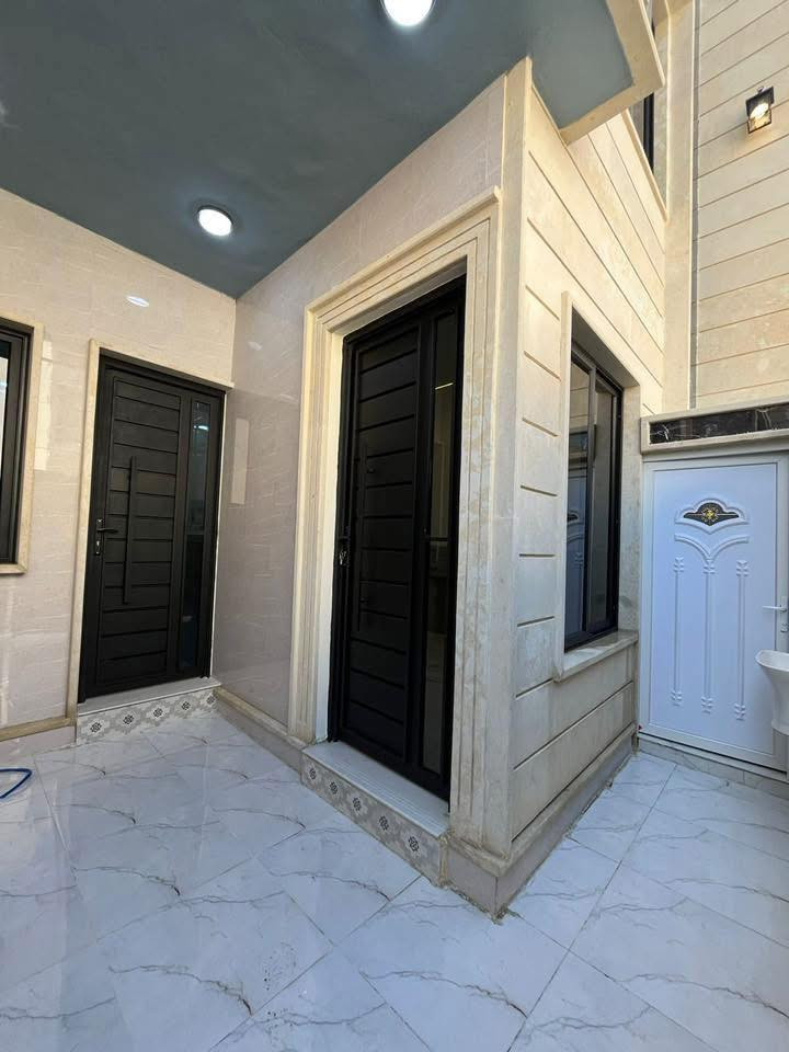 السلام عليكم ورحمة الله وبركاته #مكتب_الغوالي
بيت للبيع في حي المشراك خلف مطعم كباب عرفان

🔹 المساحة : 100م ، الواجهة : 6م طابقين زيرو تسليم فوري مفتاح 🔑 

🔹 سند طابو ملك صرف شرط التحويل وقرار التمليك

🔹 اساس البيت مصور لدنيا بالكامل من تغيير التربة الى اخر مرحلة 

🔹 بناء هندسي على الطراز الحديث فول مواصفات

ط1 : كراج ، استقبال ، هول ، مطبخ ، غرفة نوم ، صحيات

ط2 : ثلاث غرف ، هول ، صحيات ، بيتونه ، سطح كاشي

مجهز بالكامل بكافة الانظمة الحديثة -

دكتات - سبالت - غسالات - انترنيت - دشات - كاميرات

للاستفسار اكثر مراجعة #مكتب_الغوالي الكائن في حي السماح الاركان قرب مدرسة السماح الابتدائية وقرب مول القمة على شارع 20 او الاتصال على الارقام التالية -

***********

***********
