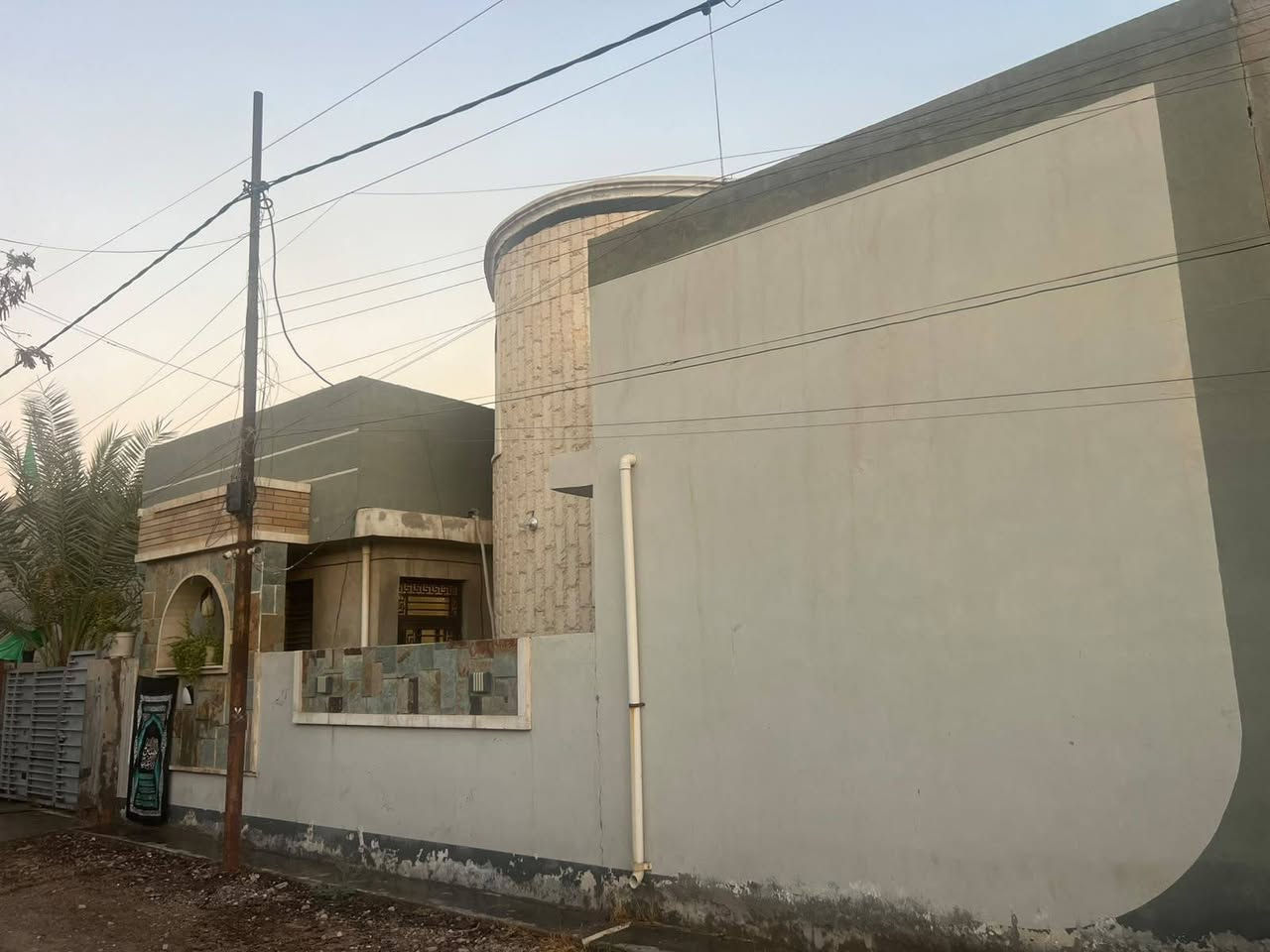 سلام عليكم بيت 200متر زراعي سند 117 طابق واحد 
غرفتين +صاله +استقبال +حمام داخلي و حمام خارجي +مطبخ +البيت يحتوي على منور عدد 2 و ترك+كراج +حديقه: المكان منطقة الاصلاح خلف مرطبات أسفيح 
الأستفسار عن طريق الرقم
***********
