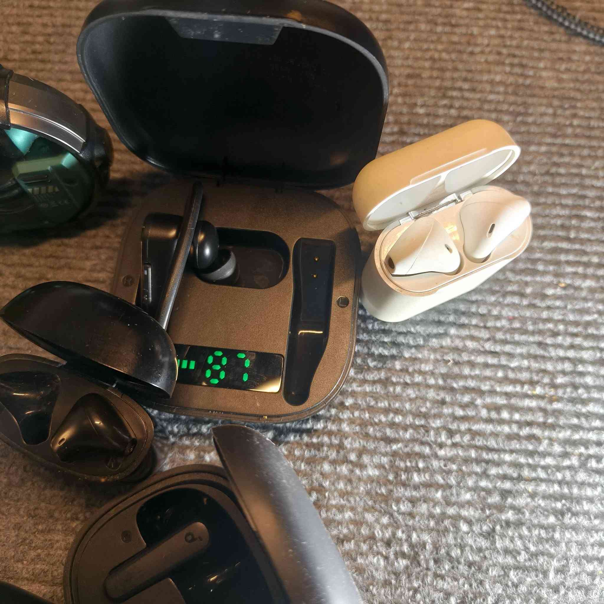 شلعة ايربودات 12 ماركات بيهن شغال وبين فحم وبيهن بس كفر،، سعر القطعة 2000
البيع شلعة فقط
السعر 29 مع التوصيل
العدد 12


**إذا كنت صاحب هذا الإعلان وتريد حذفه لأي سبب، رجاءا أرسل رسالة إلى الدعم الفني**