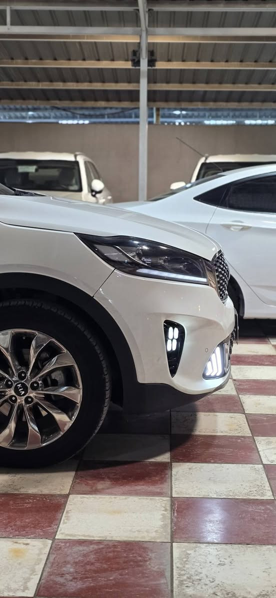 السلام عليكم 
كيا سورينتو ٢٠١٩ خليجي
٧راكب 
⭕️فول مواصفات اعلى فئة ١/١ اربع كامرات ٣٦٠درجة 
-بانوراما 
-كشن جلد 
-AWD فور ويل 
-تدفئة تبريد كشنات 
-شاحن لاسلكي 
-سايد بريك كهرباء 
-اوتو هولد 
-حساس امامي خلفي 
-لايت زينون 
-بكلايت لد 
تبريد ٣ قطع 
-جنطة كرباء ذكي تفتح عند الاقتراب 
-شباج لد واشارة متحركة
-اشارة بالمراية
-بردات خلفية بالابواب اصلية 
-بصمة
-شاشة نفكيشن خرائط 
-مرقم بغداد الجديد بأسمي شخصياً
-الملاحظات :- تعديل بارد بحافة الجنطة 
وتكحيلات بسيطة بالدعامية الامامية ومبينه بالصور 
عداد المسافة ١٤٠ الف كيلو 
⭕️العنوان /بابل/الحلة /مركز المدينة 
للتواصل والاستفسار الاتصال على الرقم التالي 
***********
