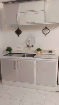 للبيع • يعلق حايط