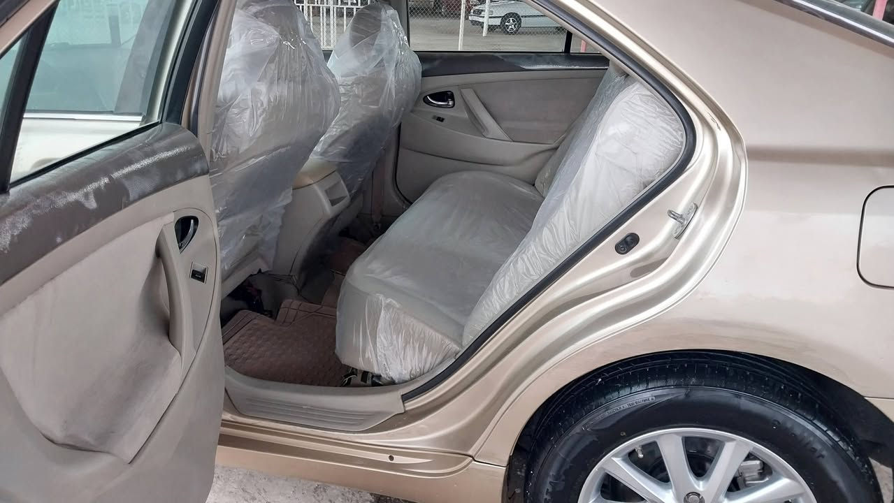 سلام عليكم.   السعر 115 وبيها مجال 
للبيع تويوتا كامري موديل 2011
صبغ بجاملغ السائق وربع البوند، بدون داخل
بدون دواخل وبدون أرباك.
ماشية 184 ألف فقط.
المحرّك والگير بحالة الشركة وما مفتوحين.
الأرقام هزه سنوية جديدة وباسمي.
كابون بانزين بيها 
طخم أمامي وخلفي جديد.
  العنوان موصل برطله
رقم الهاتف 
***********
***********
