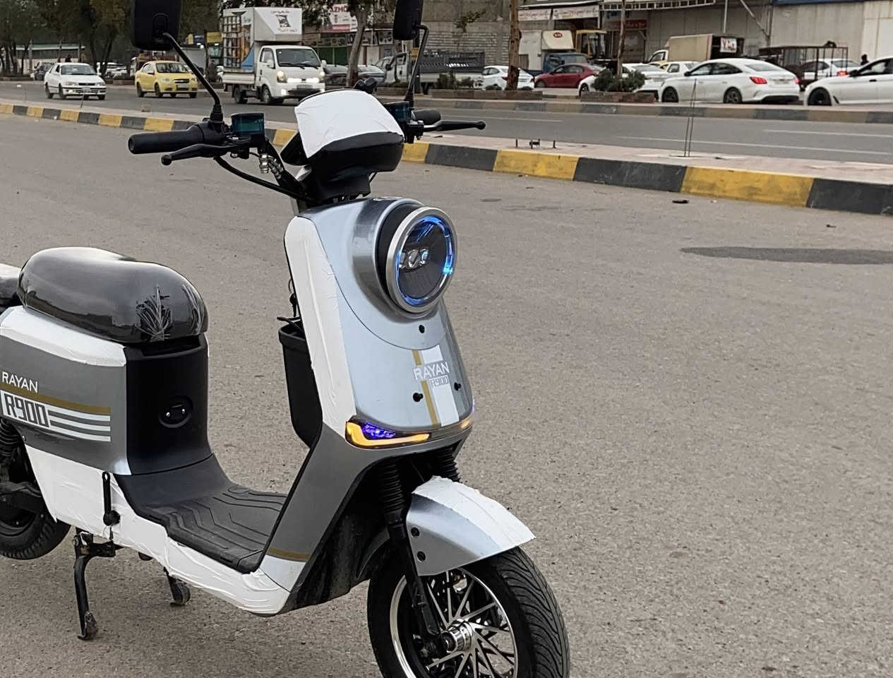 السلام عليكم ورحمة الله وبركاته 
دراجه Rayan R900 
مواصفات الدراجه 
1️⃣ 5 بطاريات ريان اصلية 26 أمبير سوبر ماكس كرافين 
2️⃣ ملف 1200واط حقيقي 
3️⃣ نظام P وكير 3 نمر ونظام R رجوع إلى الخلف  
4️⃣ نظام ABS مانع انزلاق 
5️⃣ بريكات دسكات دهن امامي خلفي 
6️⃣ لايت عالي ناصي ابيض زنون
7️⃣ سكن الون متغيره 
8️⃣ اشاير رباعي ويمين ويسار 
9️⃣ ويل كب امامي 
1️⃣0️⃣ مواصفات أخرى …..
1️⃣1️⃣ غراض أخرى تأتي مع الدراجة 1️⃣ خوذه اصليه نوعية ممتازه 2️⃣ شاحنه ريان اصليه مال دراجه 3️⃣ سله إماميه حديد 4️⃣ بايدارات 5️⃣ پم صغير ….
السعر ٦٢٥ الف وبي مجال بسيط 
العنوان موصل الأيسر 
للتواصل خاص او اي استفسار عن الدراجه بل تعاليق 
الرقم :-***********بي واتساب
