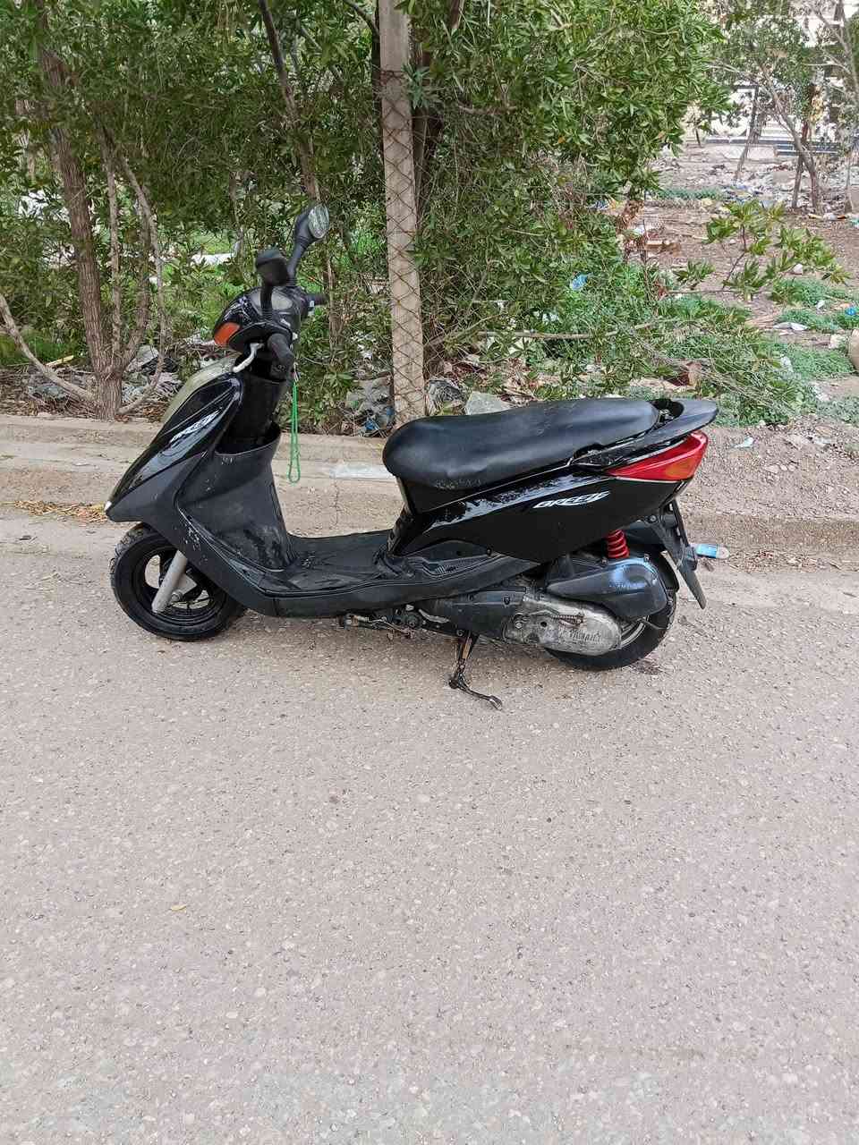 دراجه بريز نظيفة سلف هندر كهربائيات كلها شغاله مكينه ناعمه شلعه قويه اوراقها كامله  مكاني الشعب سعرها 550 التليفون ***********
