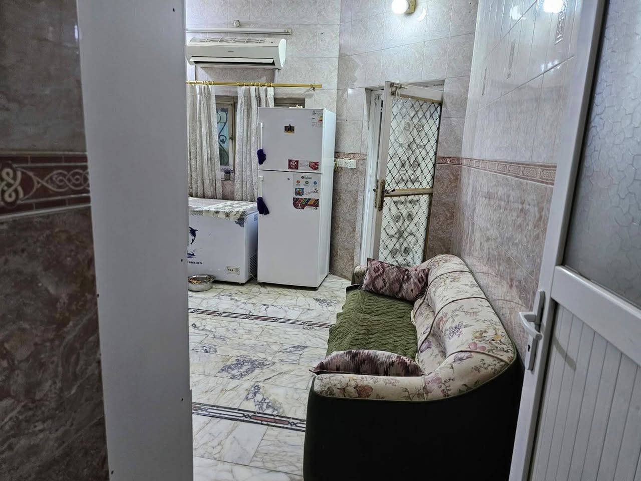 للبيع دار طابو صرف حي الكفاه خلف الكراج الموحد بناء حديث يحتوى على خمس غرف نوم صاله مطبخ كلدور المساحه ٢١٦م ركن اتصال ***********
