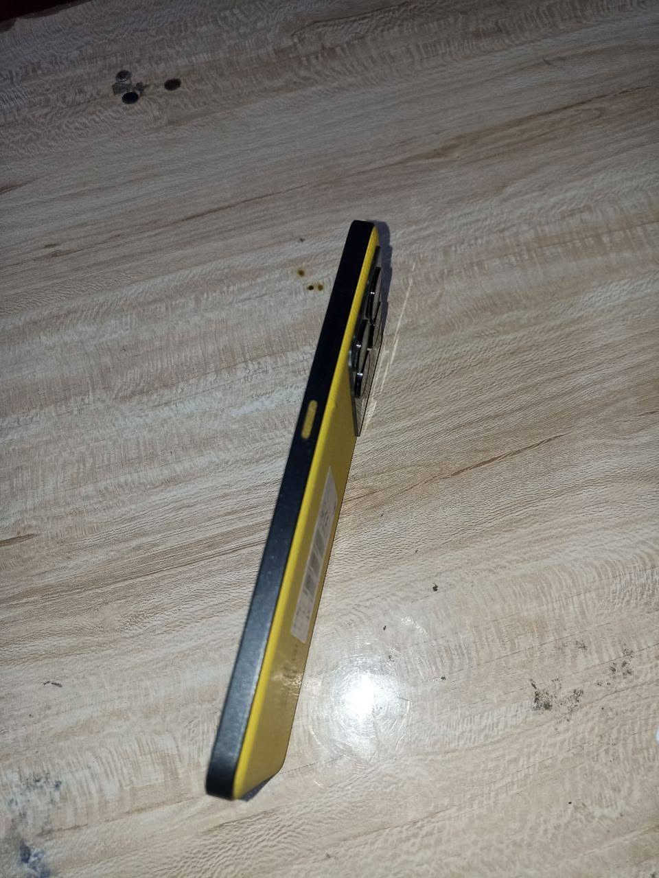 سلام عليكم جهاز POCO X6 PRO  مراوس بجهاز من سامسونج فئت S
POCO X6 Pro 5G (نسخة الـ 512 غيغابايت)
الجهاز غني عن التعريف، وحش بالألعاب والأداء، باللون الأصفر الملكي المميز (الظهر جلد فخم ومريح باليد).
⚙️ المواصفات الكاملة للجهاز:
الذاكرة التخزينية: 512 غيغابايت (مساحة عملاقة تكفي لكل ألعابك وتصويرك).
الرام (RAM): 12 غيغابايت (سلاسة تامة بالتنقل بين التطبيقات).
المعالج: MediaTek Dimensity 8300 Ultra (معالج قوي جداً وممتاز للألعاب الثقيلة مثل ببجي وغيرها على أعلى فريمات).
الشاشة: AMOLED بدقة CrystalRes (1.5K) بتردد 120Hz، تدعم مليار لون وألوانها جداً مشبعة وتفاعلية.
الكاميرا الأساسية: ثلاثية، الرئيسية بدقة 64 ميغابكسل وتدعم المثبت البصري OIS لمنع الاهتزاز أثناء التصوير وفيديوات بدقة 4K.
البطارية والشحن: 5000 مللي أمبير تدعم الشحن السريع جداً بقدرة 67 واط.
الشبكات: يدعم الجيل الخامس 5G.

⚠️ ملاحظة عن حالة الجهاز الحالية:
الشاشة الخارجية: تحتوي على كسر (فطر) واضح بالجهة السفلية (مثل ما موضح بالصور)، لكن اللمس والشاشة الداخلية شغالين بشكل طبيعي.
باقي أجزاء الجهاز: الظهر الجلد، الفريم، الكاميرات، والنظام كلها بحالة ممتازة وبدون أي مشاكل ثانية


**إذا كنت صاحب هذا الإعلان وتريد حذفه لأي سبب، رجاءا أرسل رسالة إلى الدعم الفني**