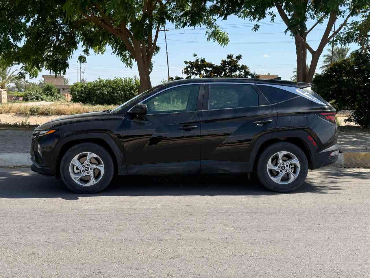 🚘 للبيع: هيونداي توسان 2023 وارد أمريكي 🇺🇸

✅ الأضرار السابقة:

* بنيد صبغ
* شبر جاملغ ..ربع الباب كلير فقط

✅ جميع الأرباكات سليمة 100%

🔹 المحرك: 2500 GDi تنفس طبيعي
اقتصادي بالوقود مع أداء قوي واعتمادية عالية.

🔹 الممشى: 54,000 مايل حقيقي.

السيارة نظيفة جداً وبحالة ممتازة، أقرب إلى وضع الشركة.

✔️ محرك وكير وصدر وتبريد مكفولة باسمي.
✔️ تحويل مباشر.
✔️ سنوية جديدة.
✔️ هزة جديدة.
✔️ لوحات جديدة.
✔️ دخول جديد.

⭐ أبرز المواصفات:

* لايتات زنون عالية وواطي
* شاشة كبيرة
* رادارات أمامية وخلفية وجانبية
* مرايا نقطة عمياء
* تنبيه عند فتح الباب
* نظام تحديد المسار
* مثبت سرعة
* سياقة ذاتية مع توقف ذاتي
* كاميرا خلفية
* أوتو هولد
* هاند بريك إلكتروني (بصمة)
* نظام نزول المنحدرات
* وضعيات قيادة متعددة
* إطفاء وتشغيل ذاتي عند التوقف
* وغيرها من المواصفات المميزة

💰 السعر: 17,800 دولار

📍 الموقع: صلاح الدين

📞 للاستفسار: *********** بغداد, العراق
