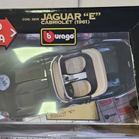 مقياس ١/١٨ • جاكوار ١٩٦١ • Bburago